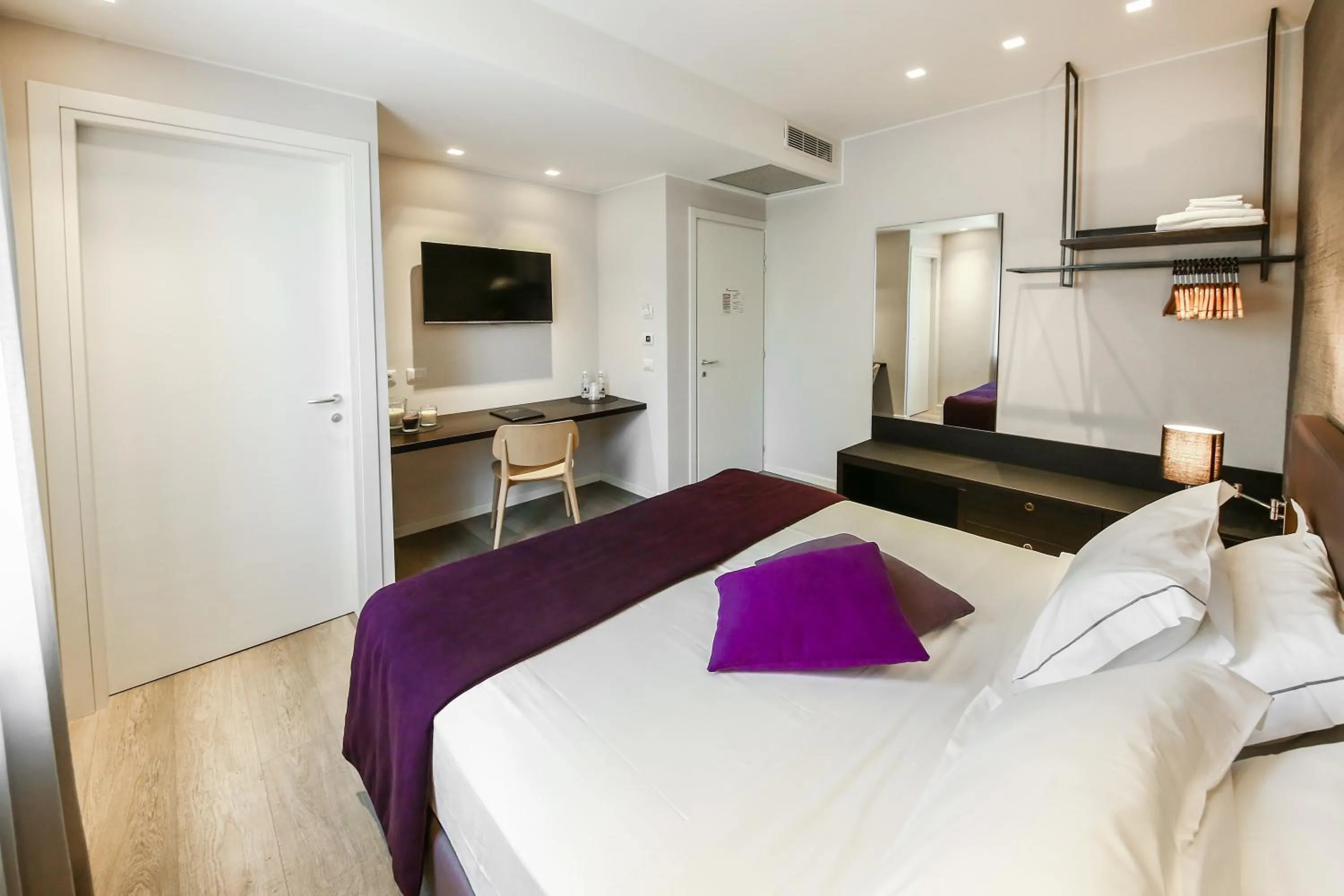 Photo of the whole room, Bed in La Bella Modena