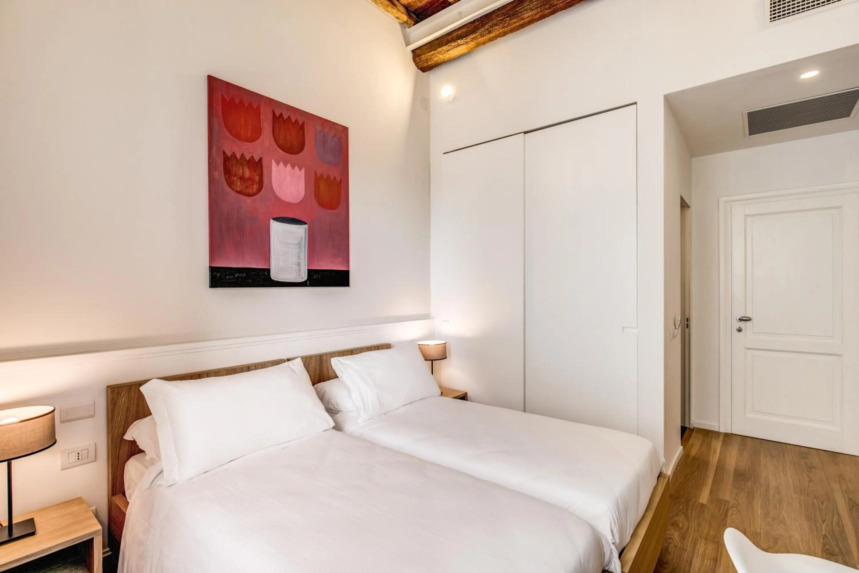 Photo of the whole room, Bed in Dopodomani Suite