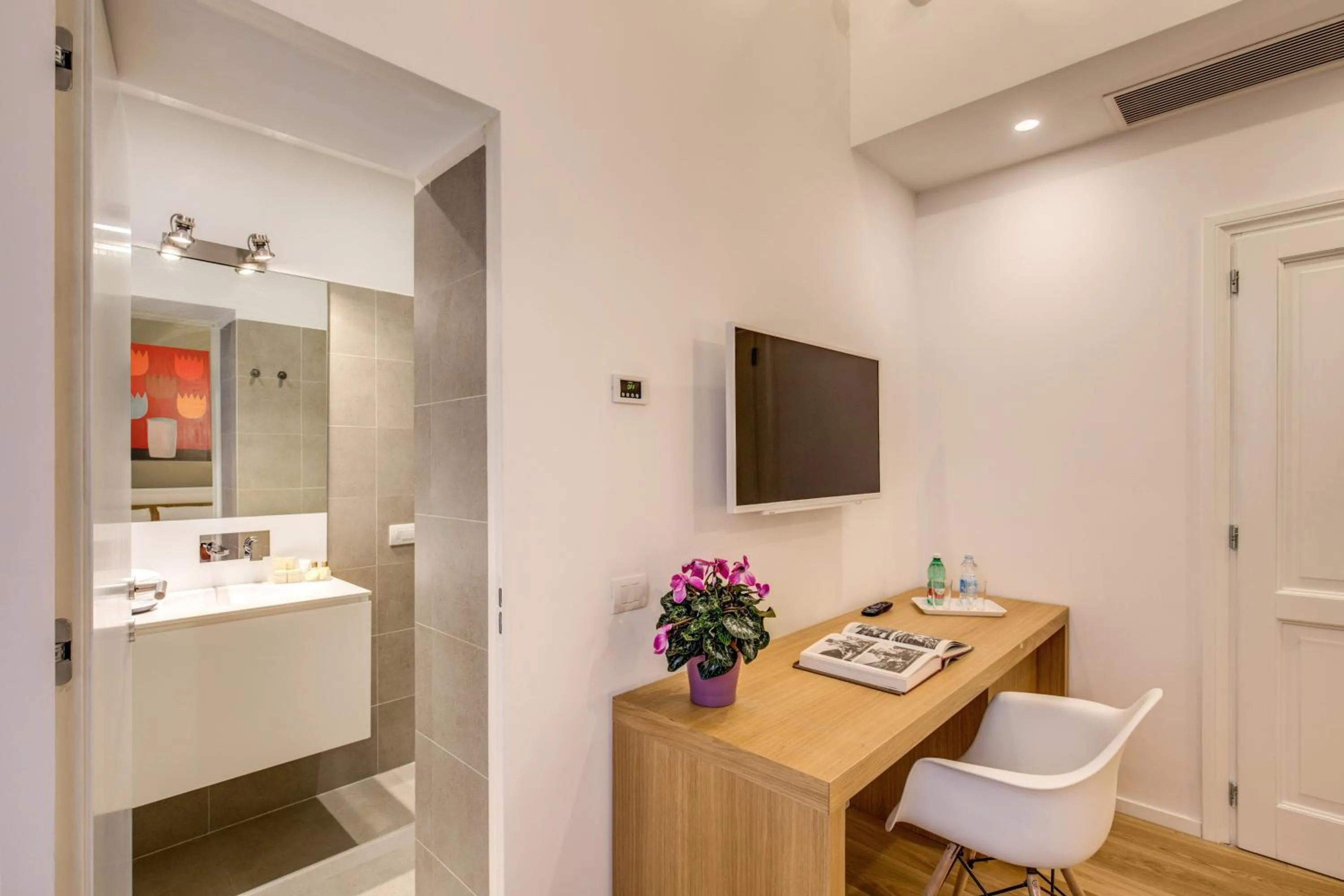 Photo of the whole room in Dopodomani Suite