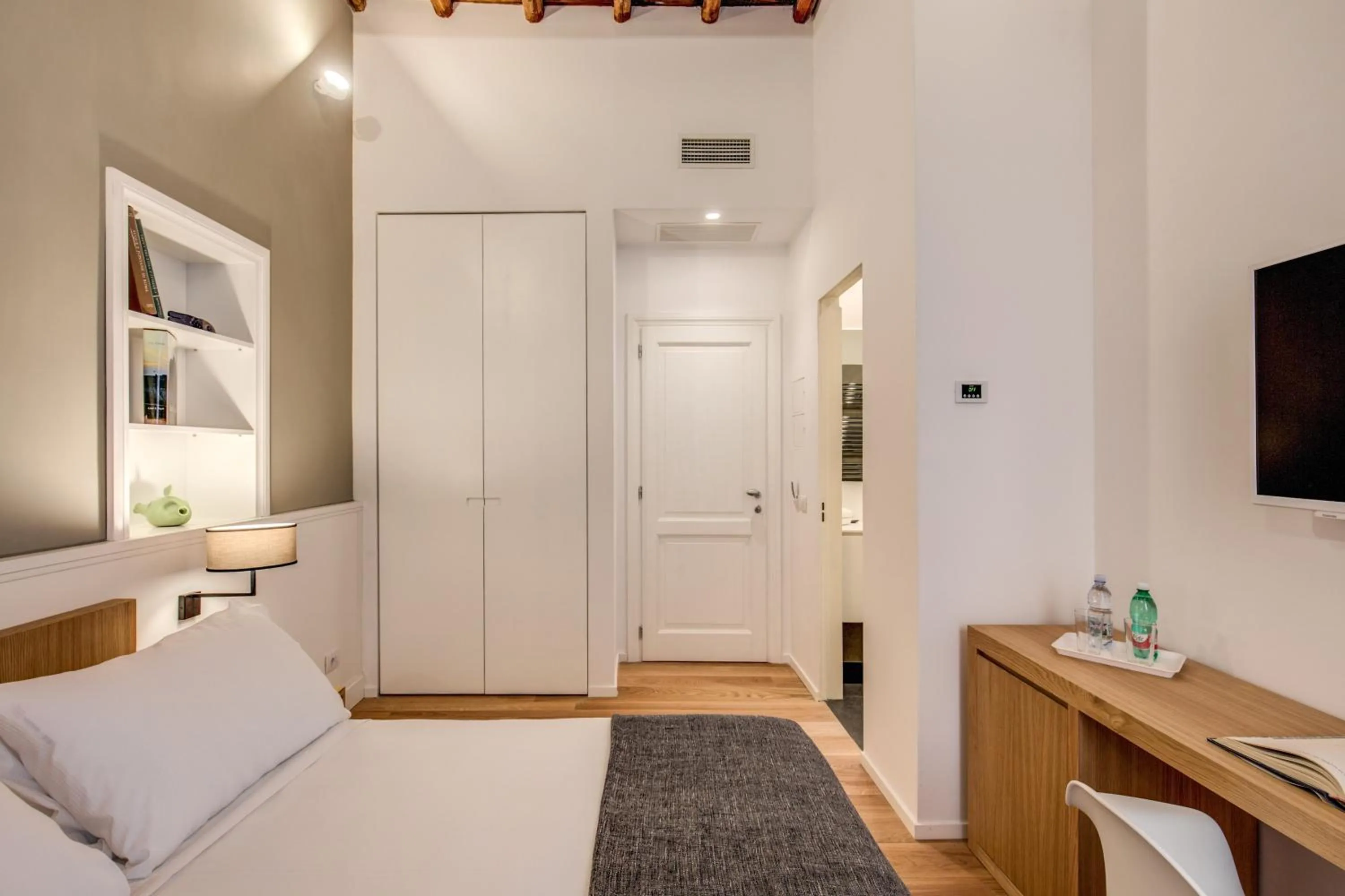 Photo of the whole room, Bed in Dopodomani Suite