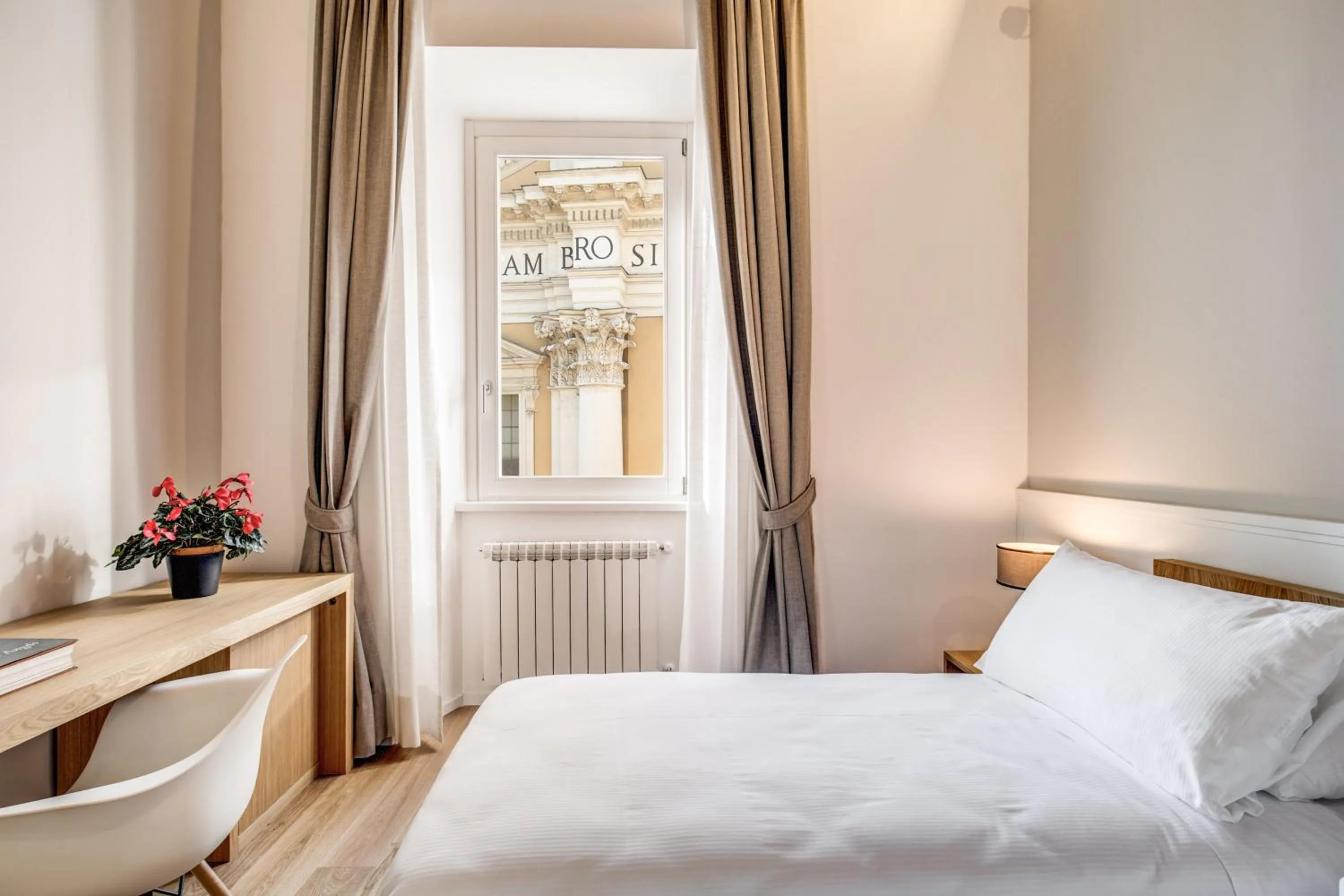 Photo of the whole room, Bed in Dopodomani Suite