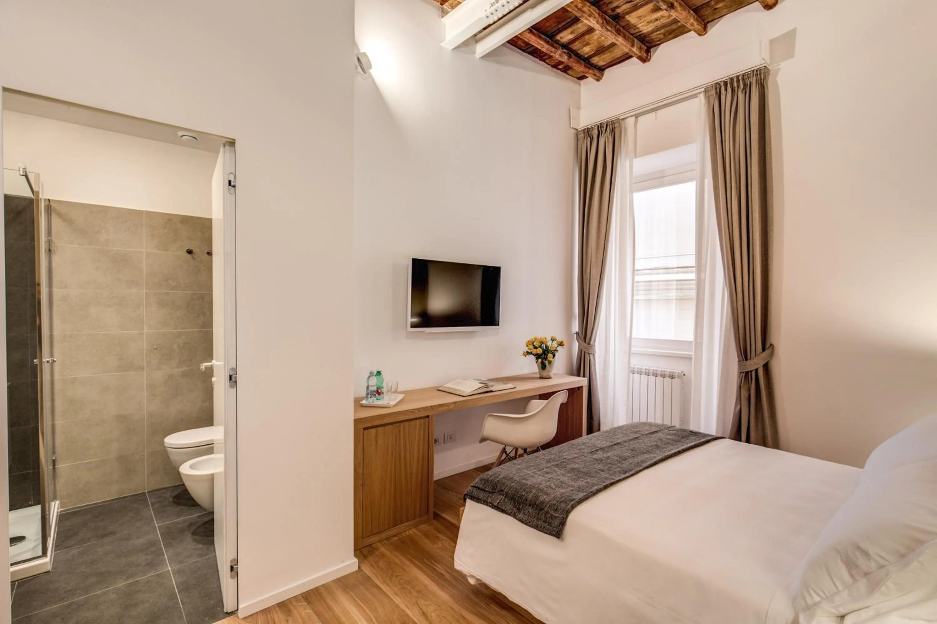 Photo of the whole room, Bed in Dopodomani Suite