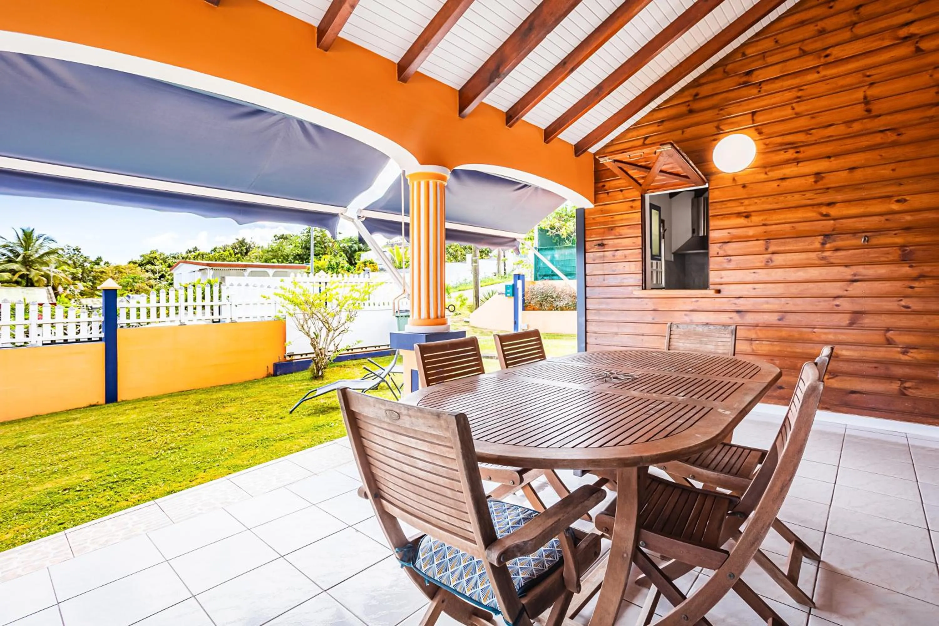 Patio in Villa Sofaia à sainte-rose, 9 pers, 3 chambres, vue mer et montagne, piscine privée