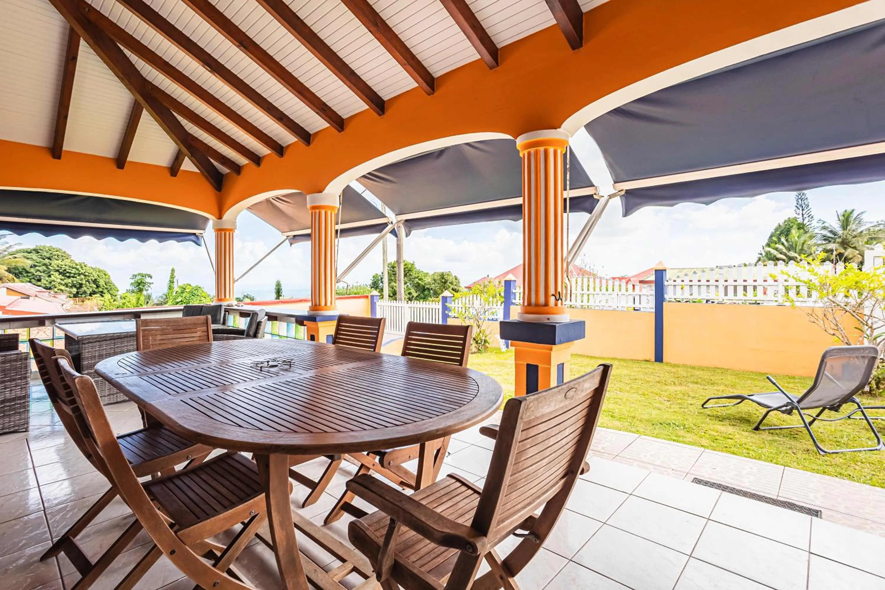 Patio in Villa Sofaia à sainte-rose, 9 pers, 3 chambres, vue mer et montagne, piscine privée