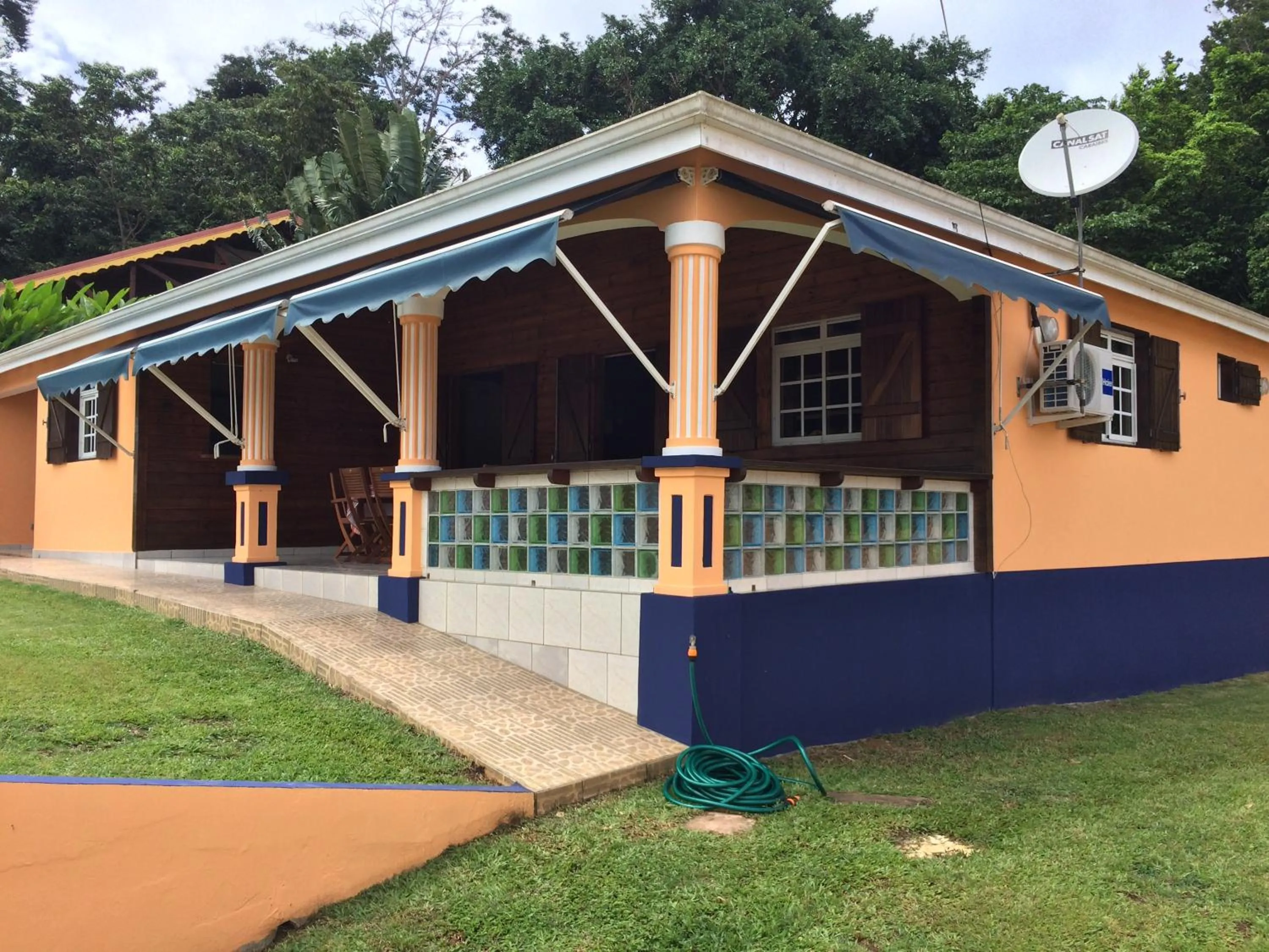 Property building in Villa Sofaia à sainte-rose, 9 pers, 3 chambres, vue mer et montagne, piscine privée