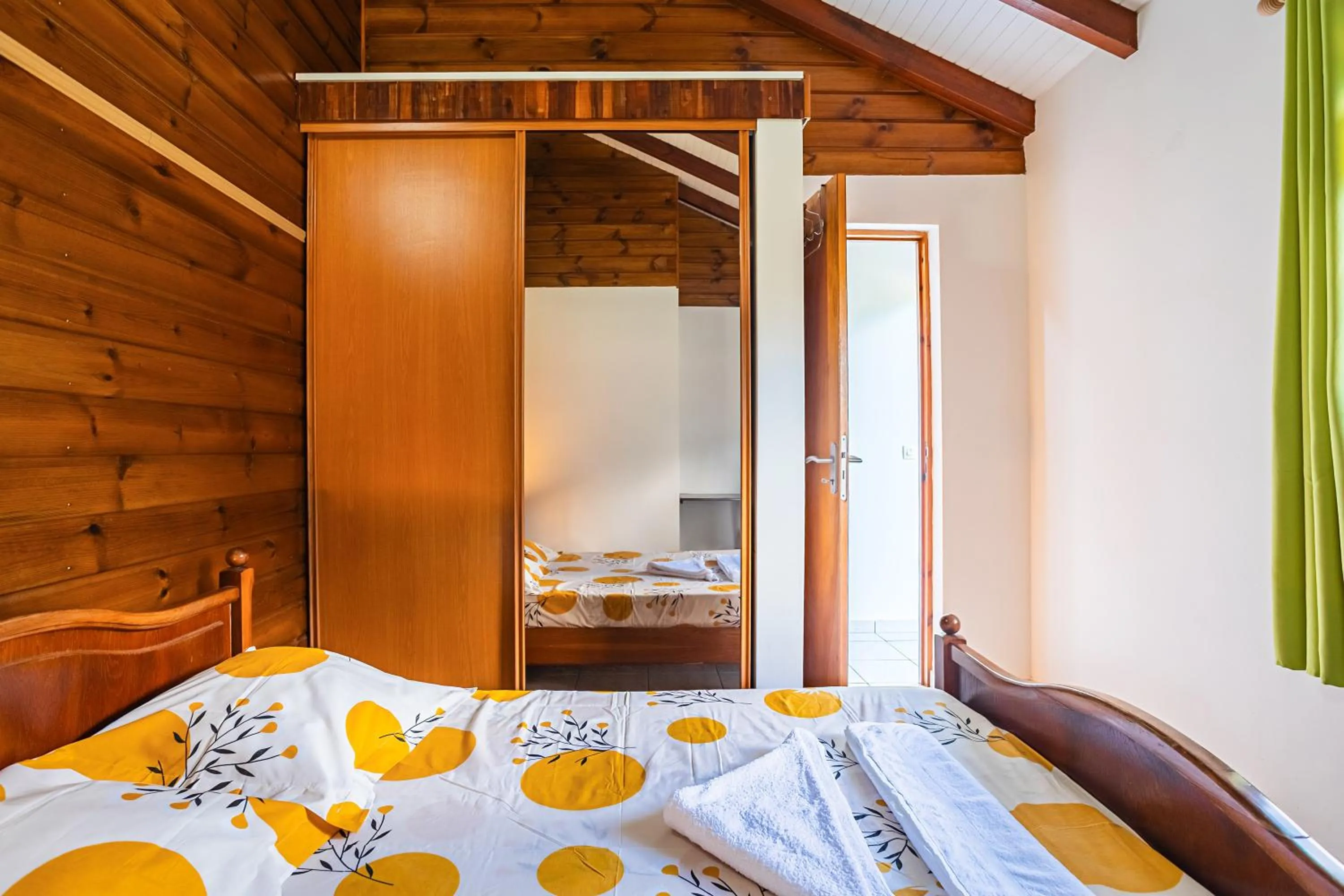 Bed in Villa Sofaia à sainte-rose, 9 pers, 3 chambres, vue mer et montagne, piscine privée