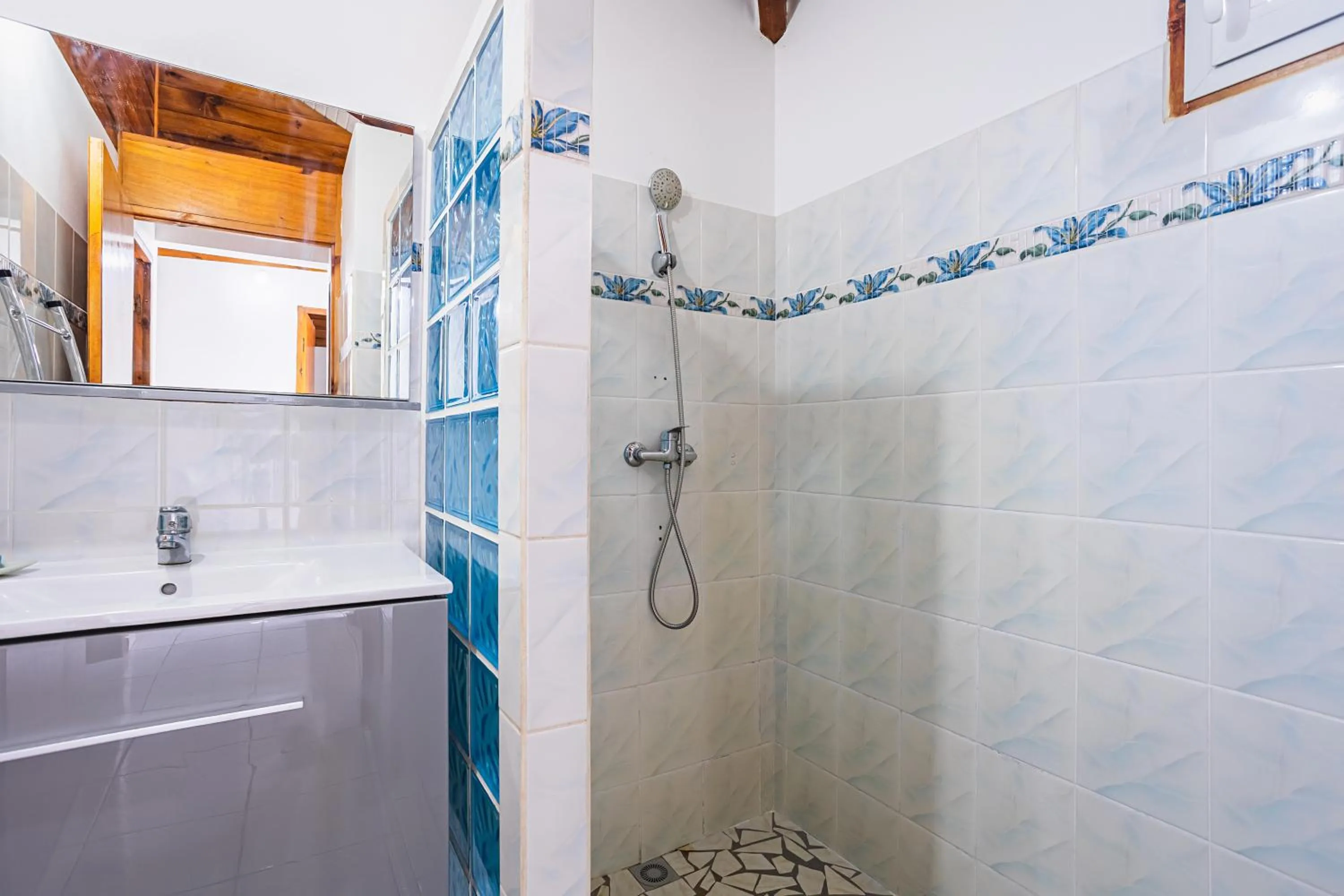 Shower in Villa Sofaia à sainte-rose, 9 pers, 3 chambres, vue mer et montagne, piscine privée