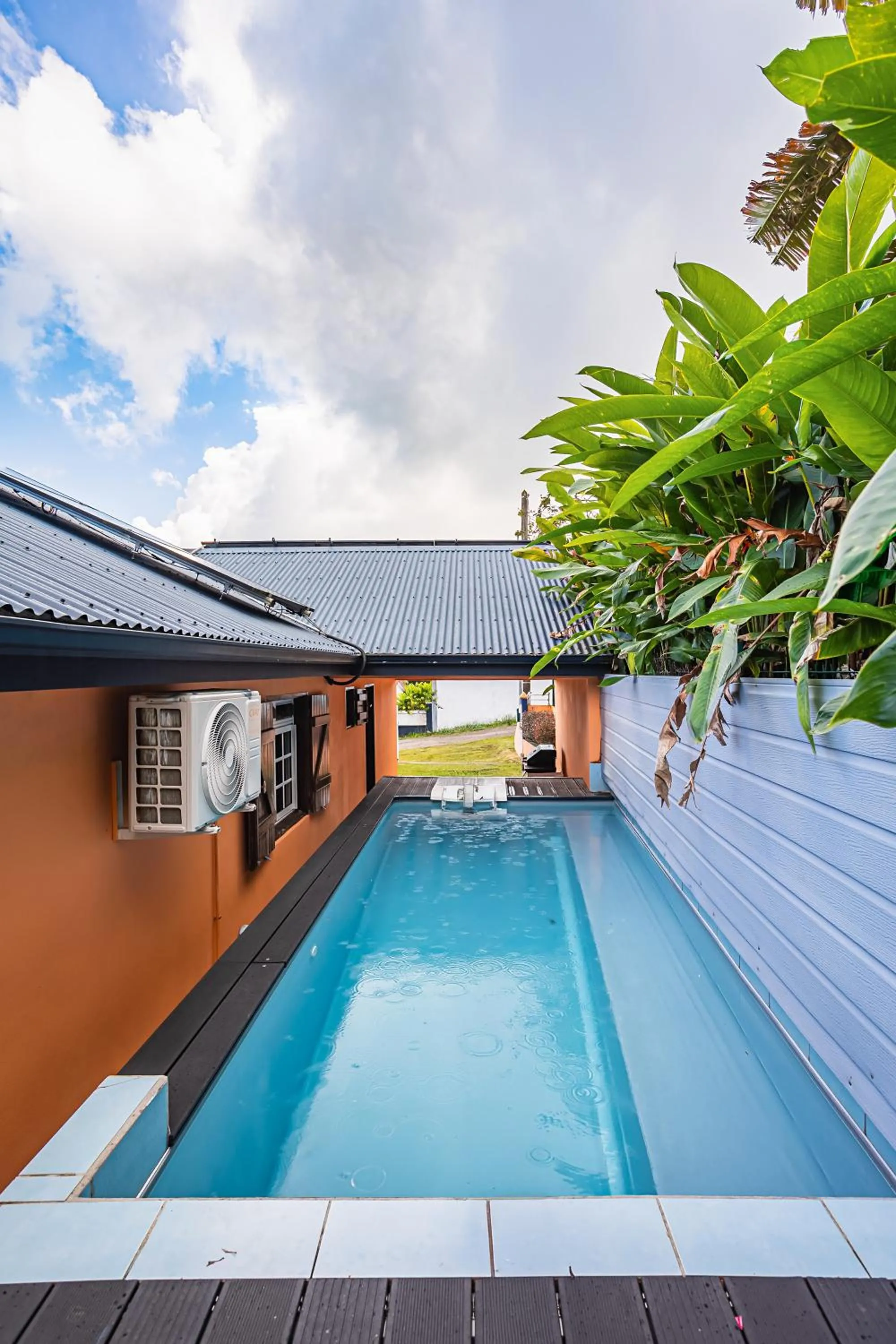 Pool view in Villa Sofaia à sainte-rose, 9 pers, 3 chambres, vue mer et montagne, piscine privée