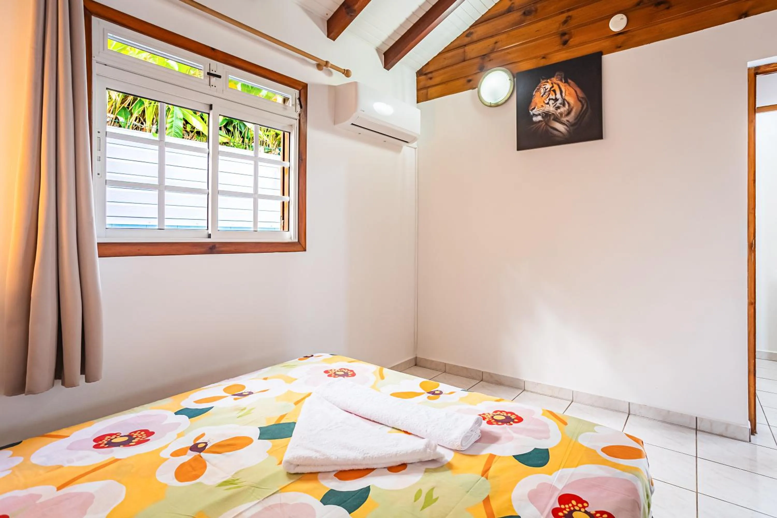 Bed in Villa Sofaia à sainte-rose, 9 pers, 3 chambres, vue mer et montagne, piscine privée