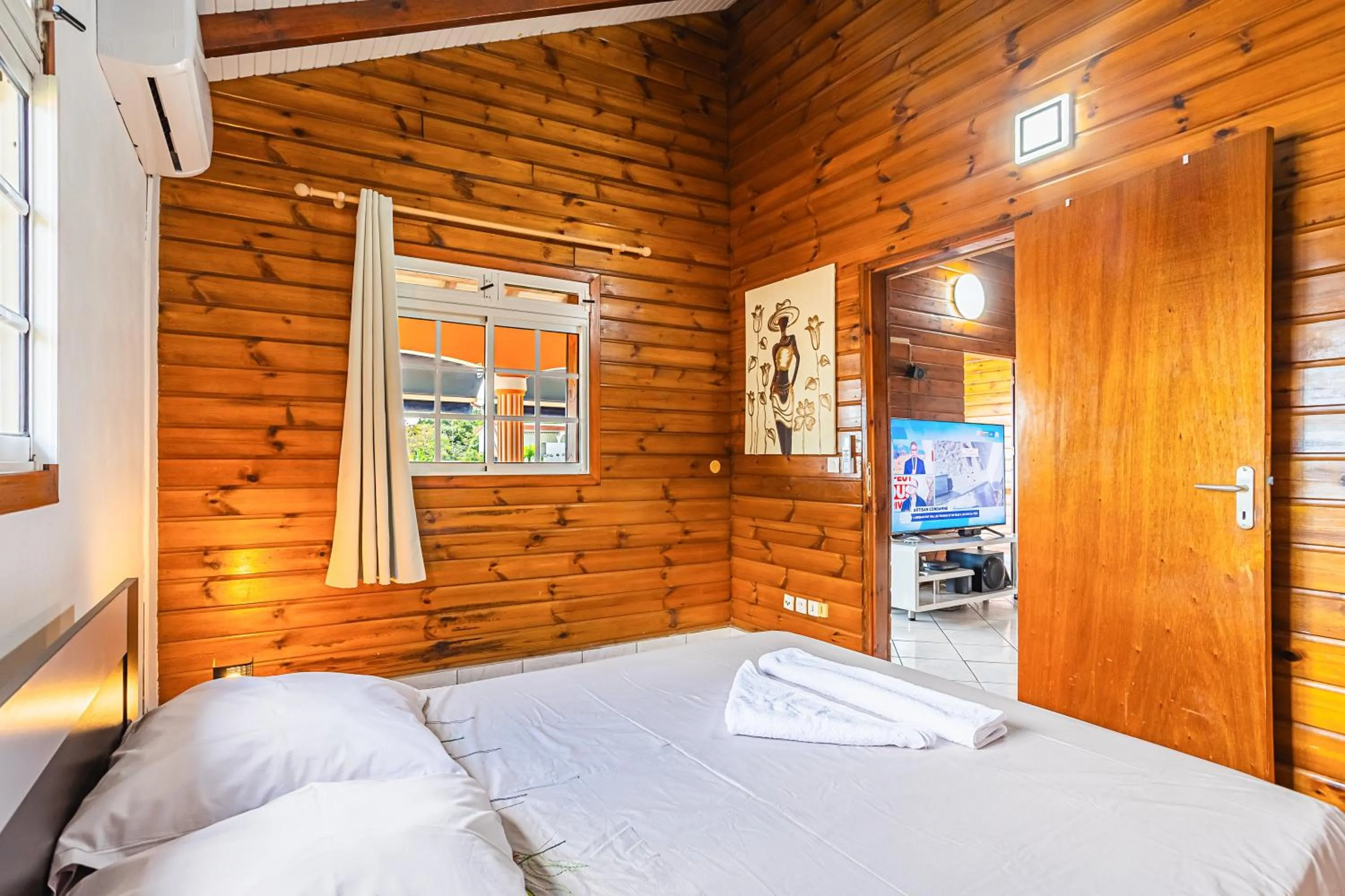 Bed in Villa Sofaia à sainte-rose, 9 pers, 3 chambres, vue mer et montagne, piscine privée