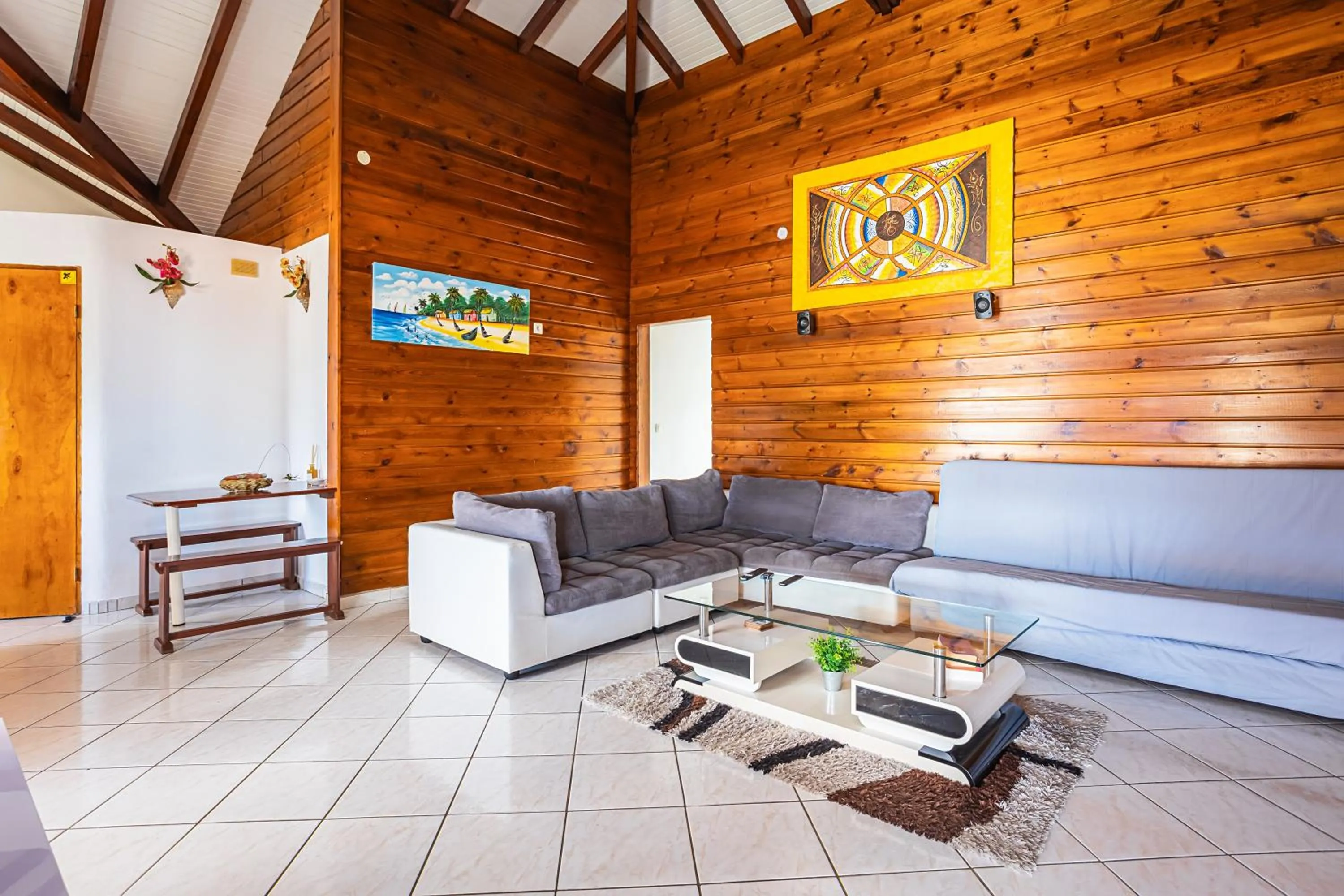 Living room in Villa Sofaia à sainte-rose, 9 pers, 3 chambres, vue mer et montagne, piscine privée