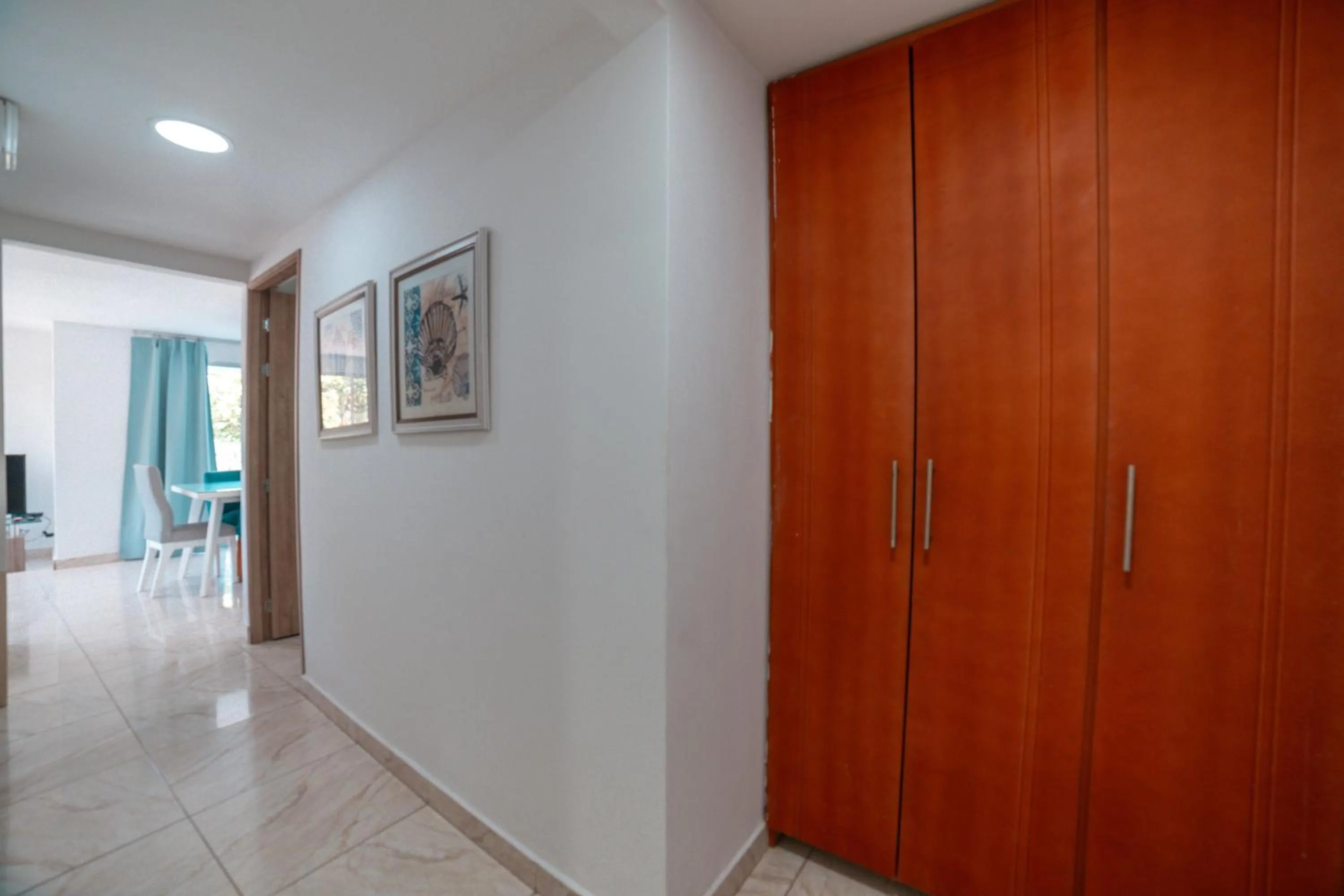 wardrobe in ZOJO MARiNA BAY