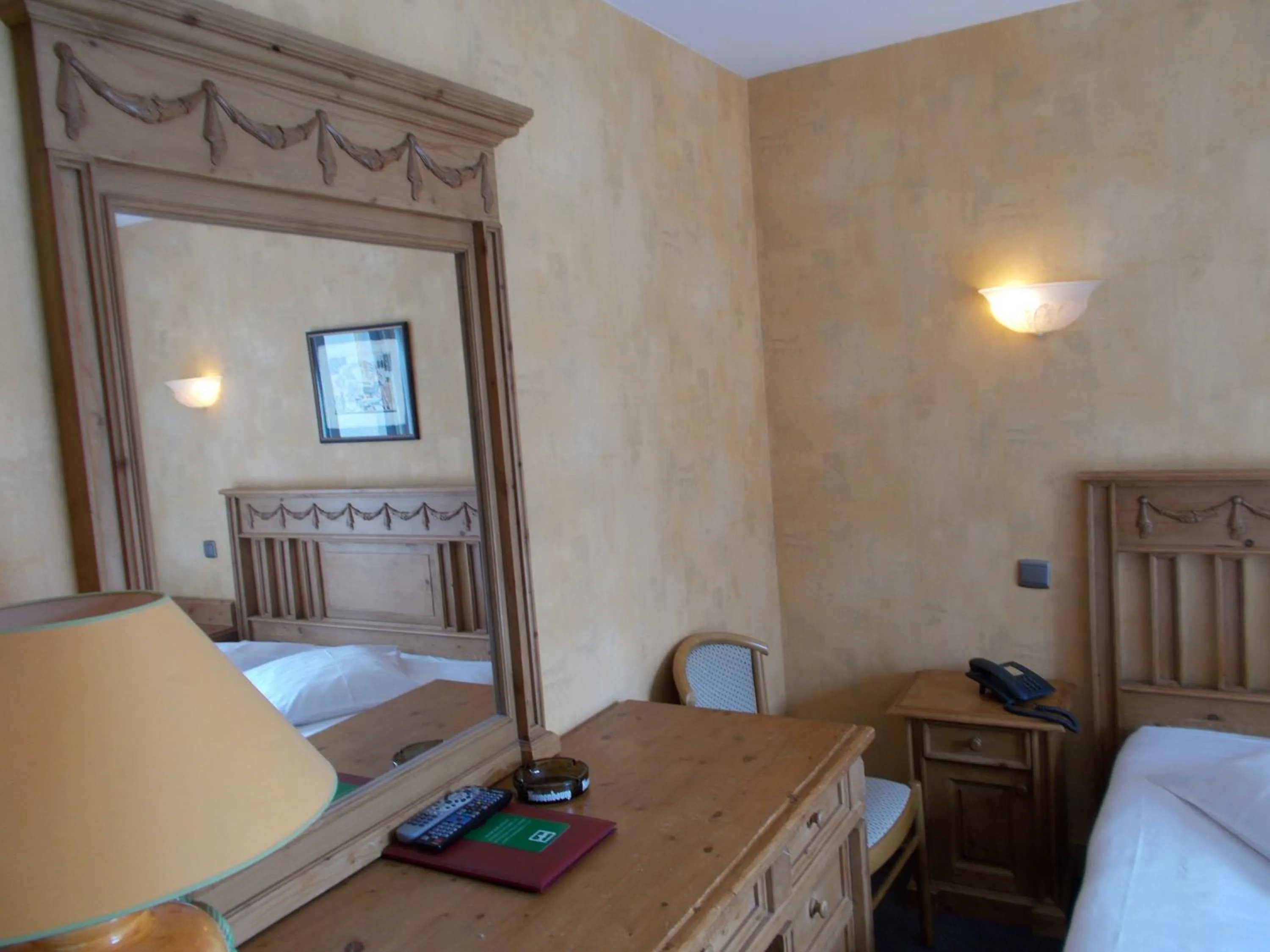 Decorative detail, Bed in Hotel Manitoba