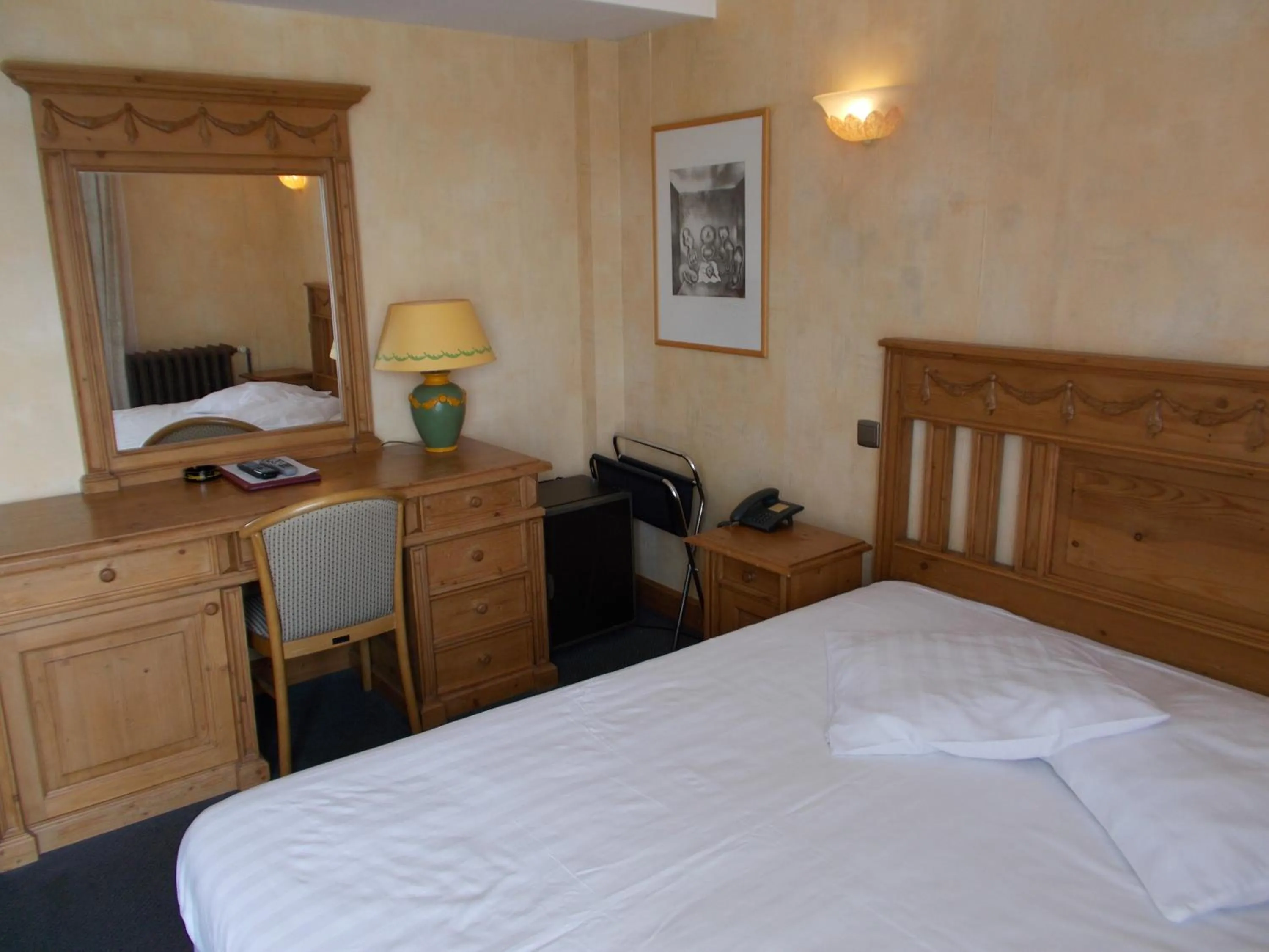 Bed in Hotel Manitoba