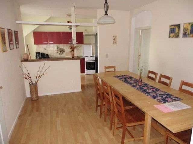 Sehr-schoene-4-Raum-Maisonette-Fewo-mit-110qm-Balkon-zentral-preiswert-T7