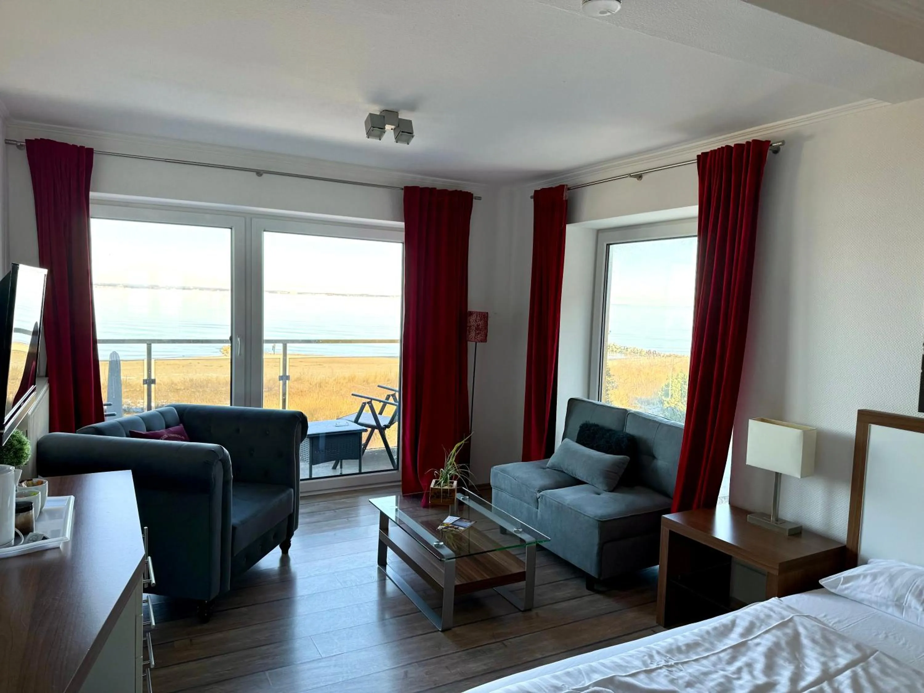 Seating area, Bed in Seaside-Strandhotel