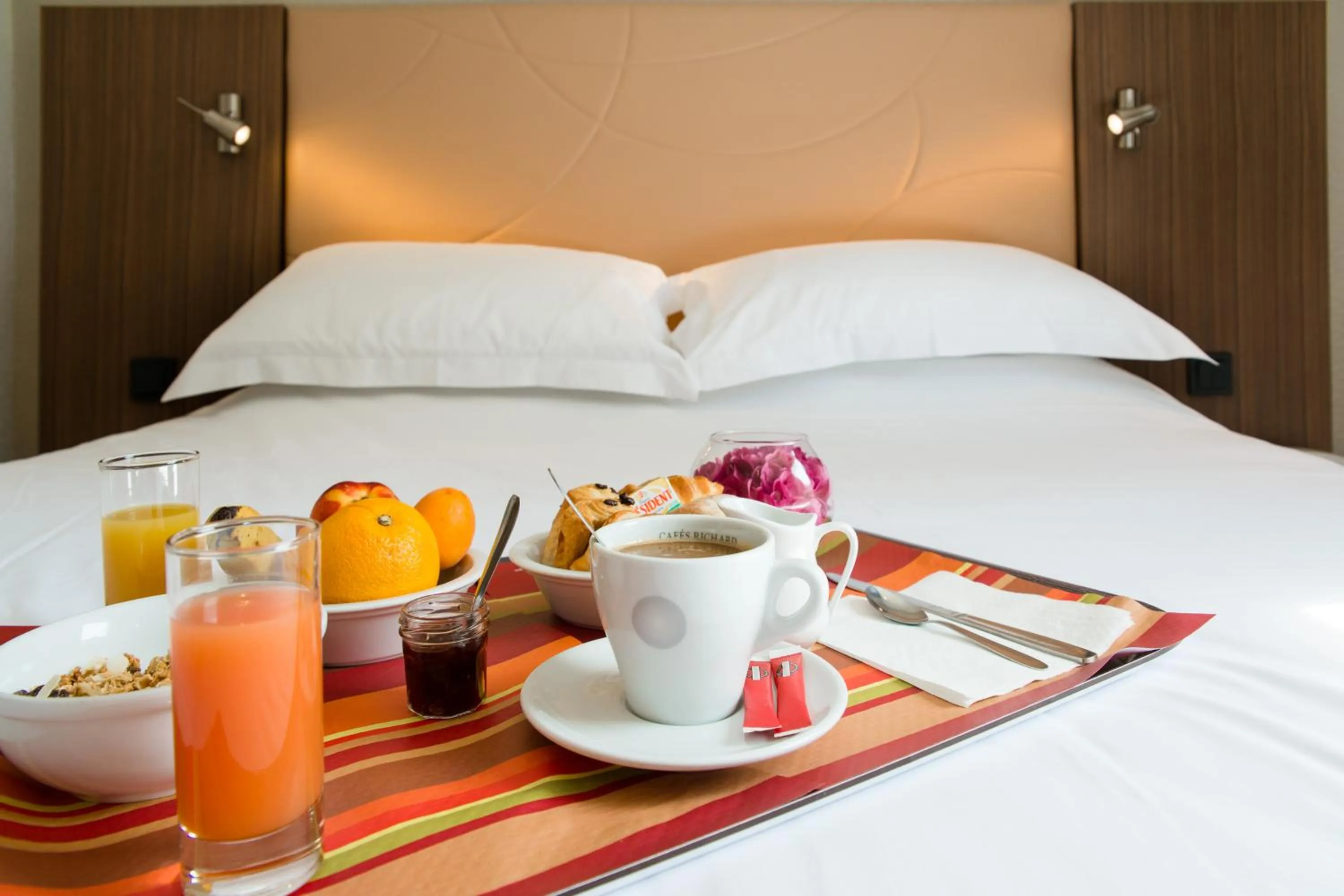 Bedroom, Bed in Brit Hotel Le Kerann Nantes St Herblain - Zac De La Lorie