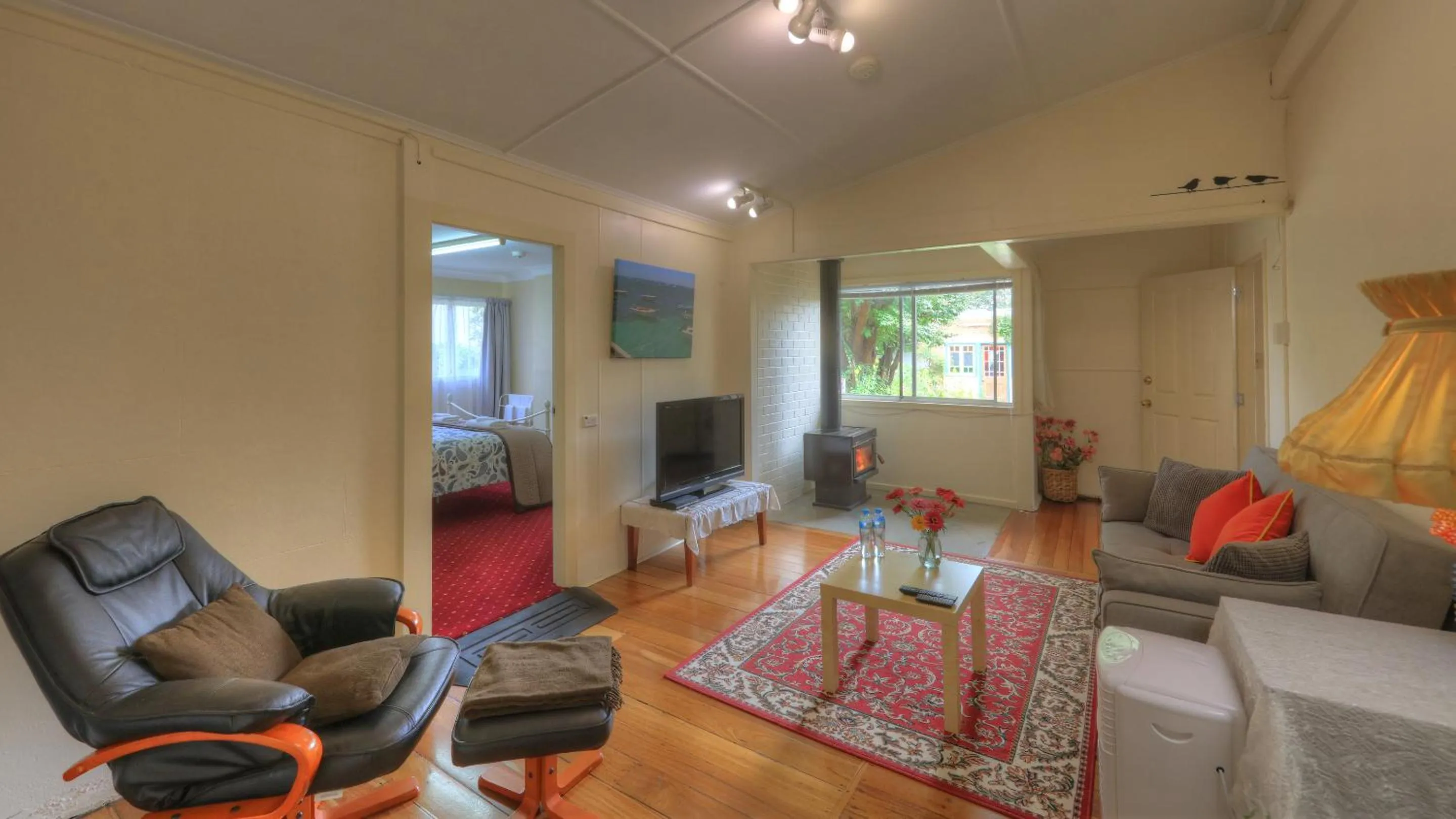 Communal lounge/ TV room in The Bank Guesthouse Glen Innes