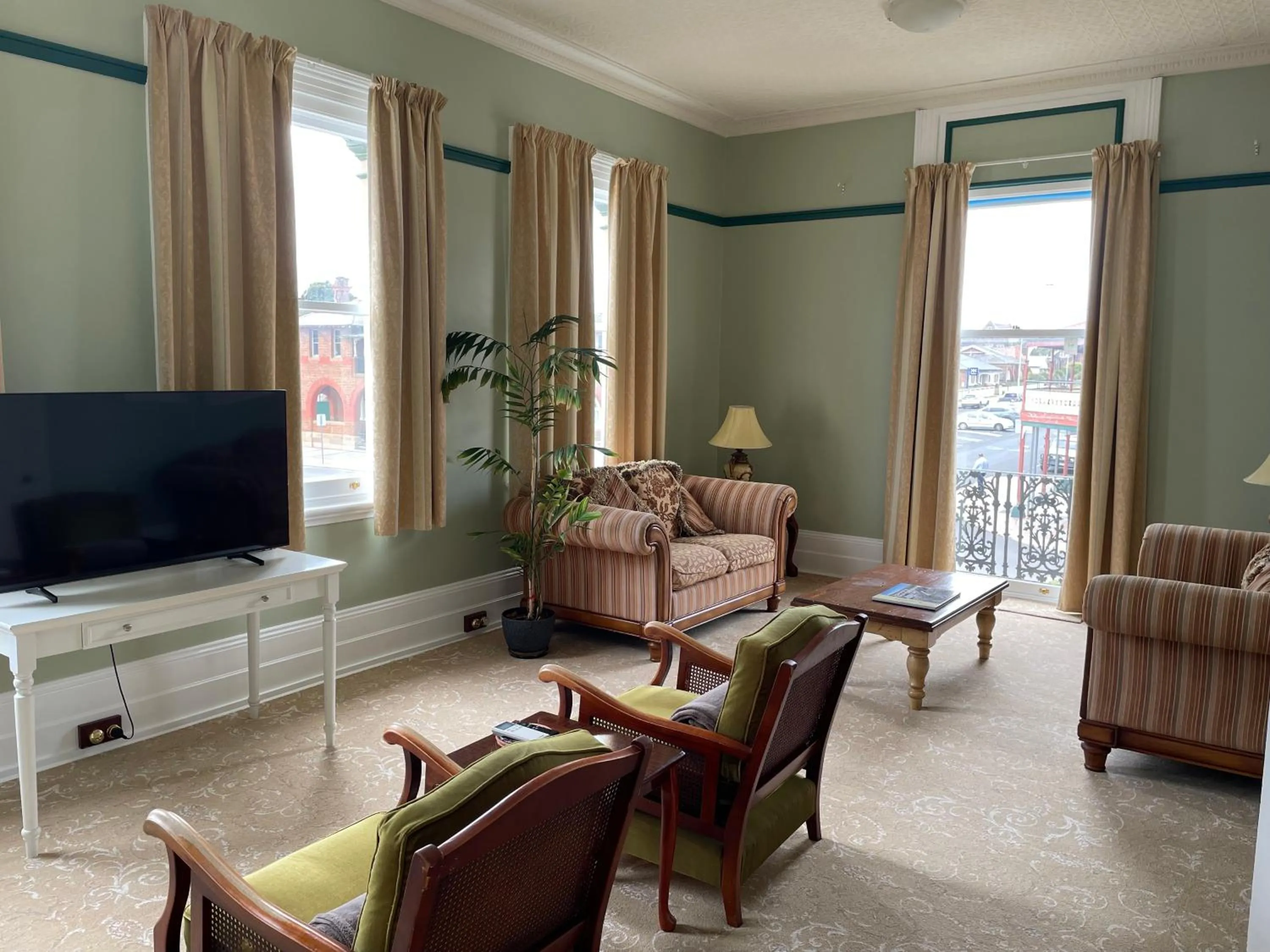 Evening entertainment in The Bank Guesthouse Glen Innes