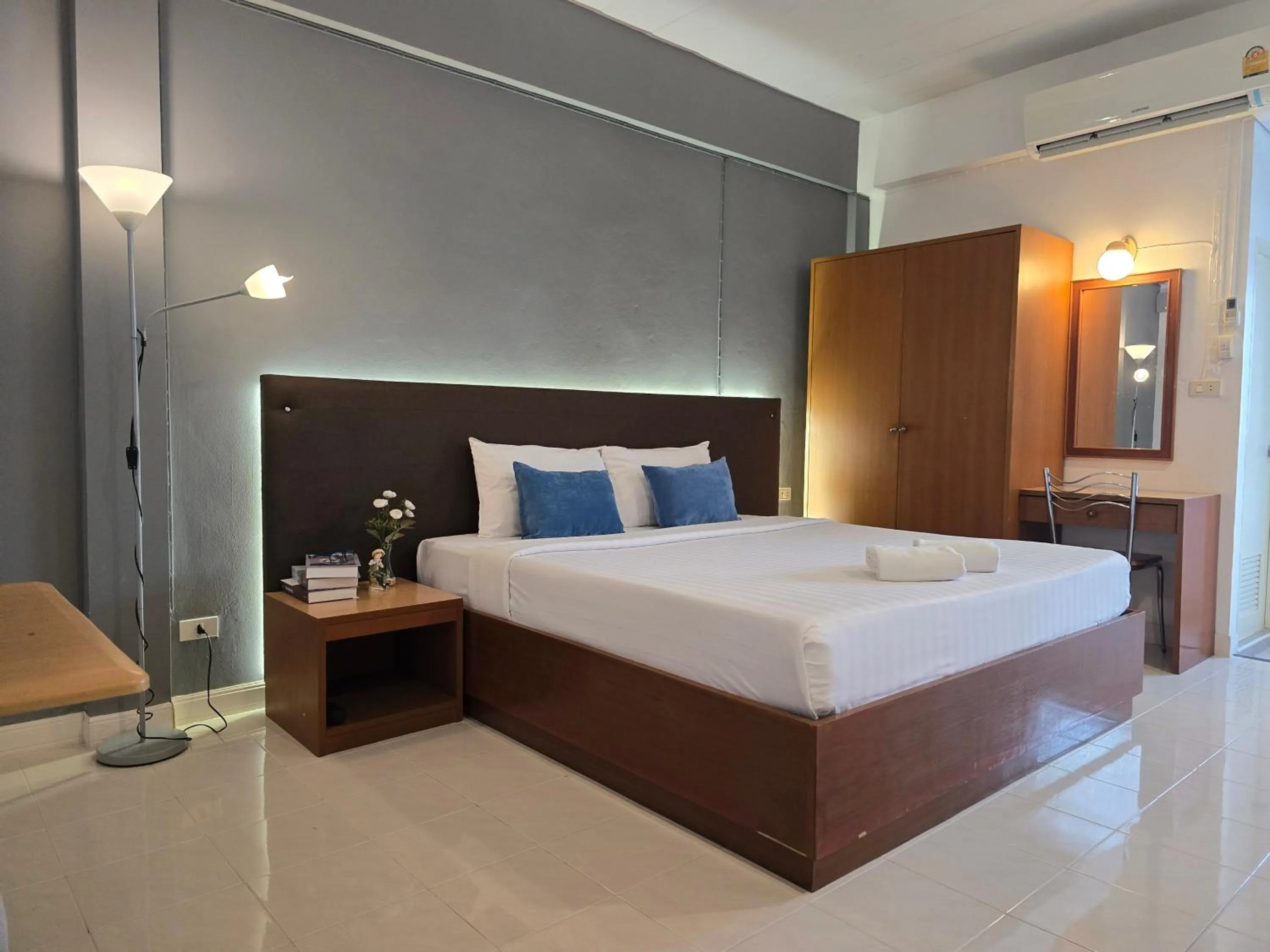 Bedroom, Bed in House Hotel Walking Street Pattaya