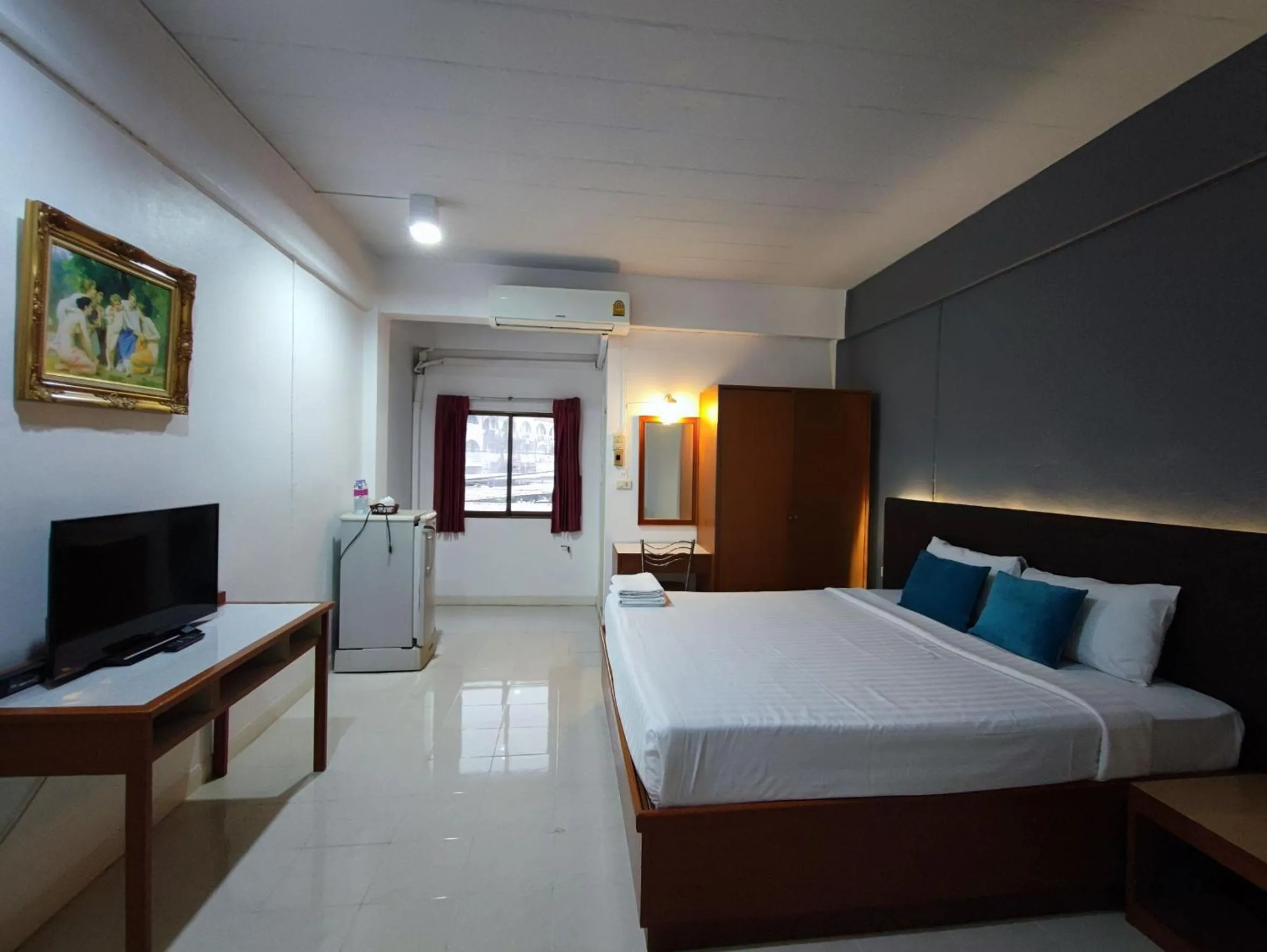 Photo of the whole room, Bed in Smile Court Pattaya by Mike Group