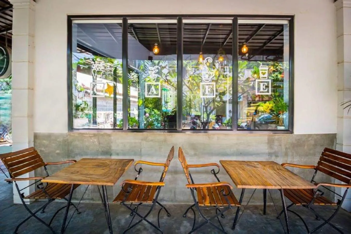 Restaurant/places to eat in Le Water Villa