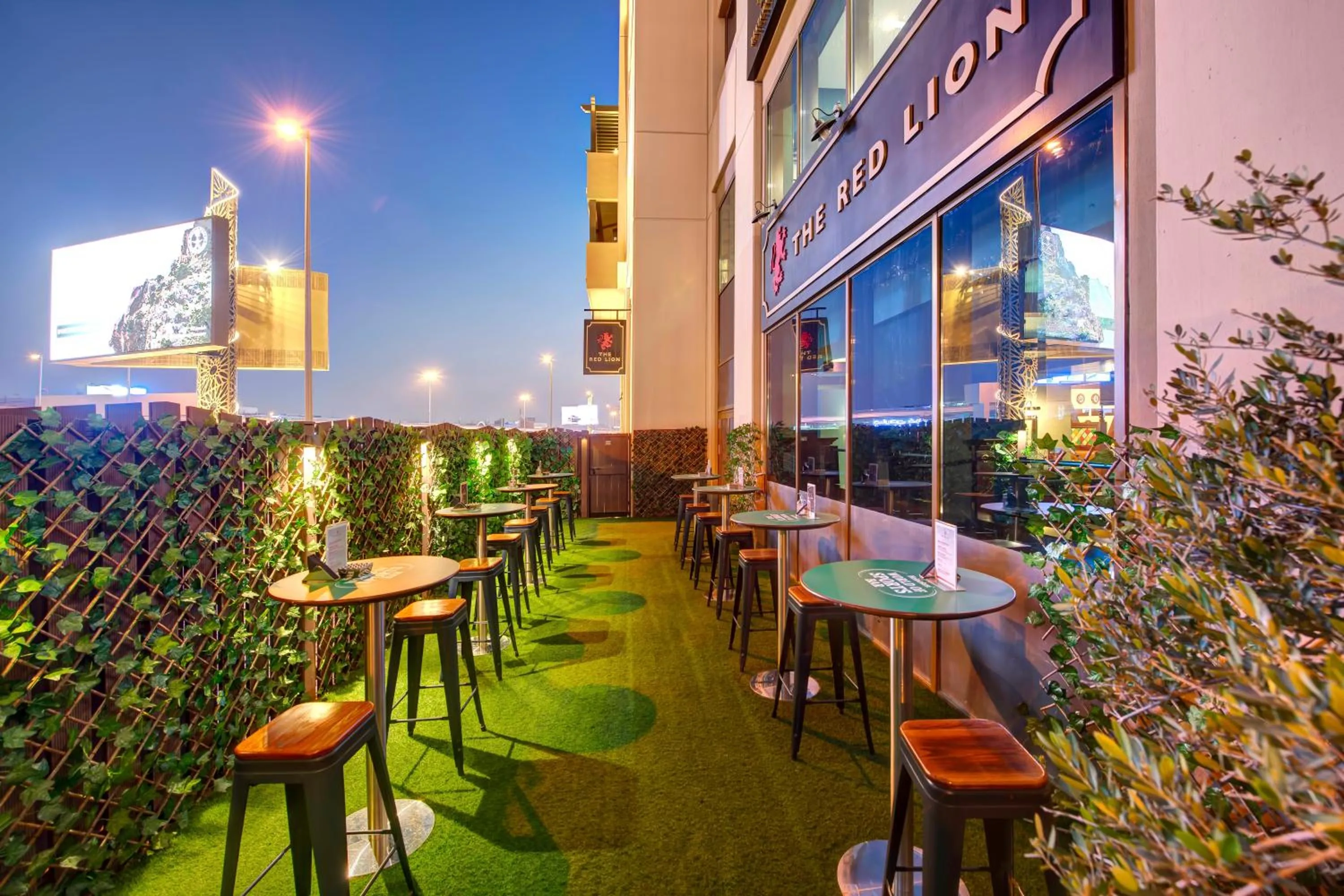 Restaurant/places to eat in Metropolitan Hotel Dubai