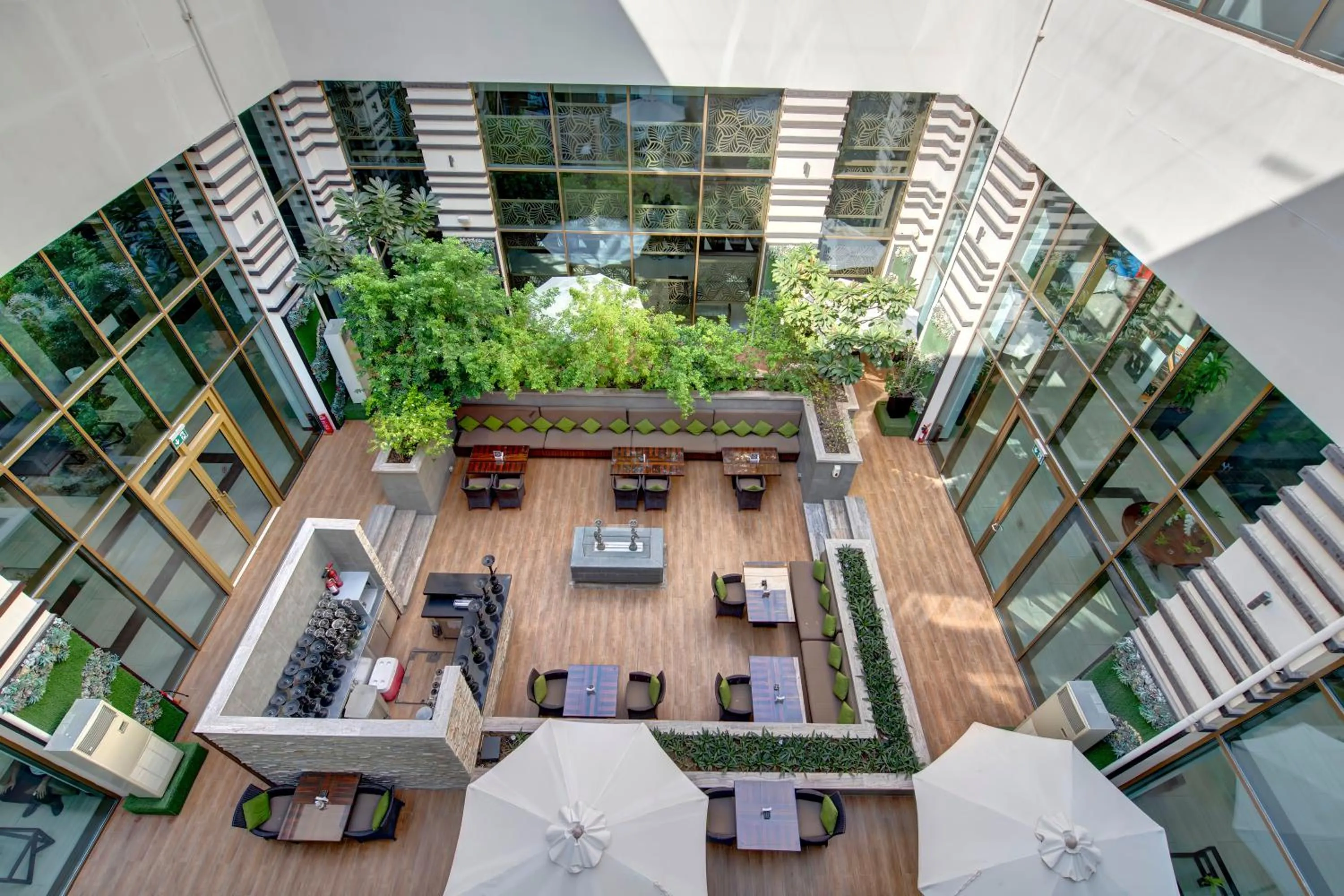 Restaurant/places to eat in Metropolitan Hotel Dubai