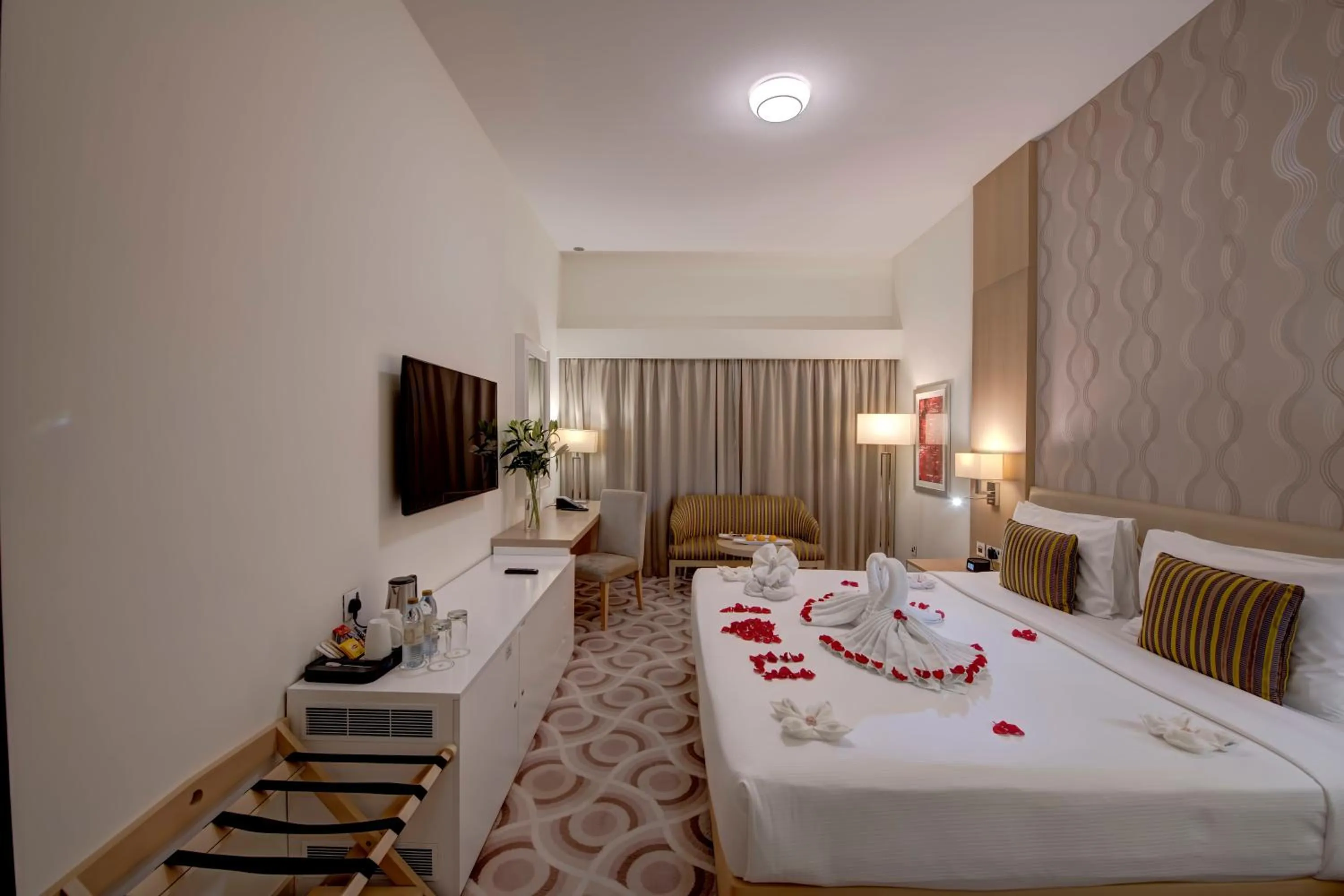 Bed in Metropolitan Hotel Dubai
