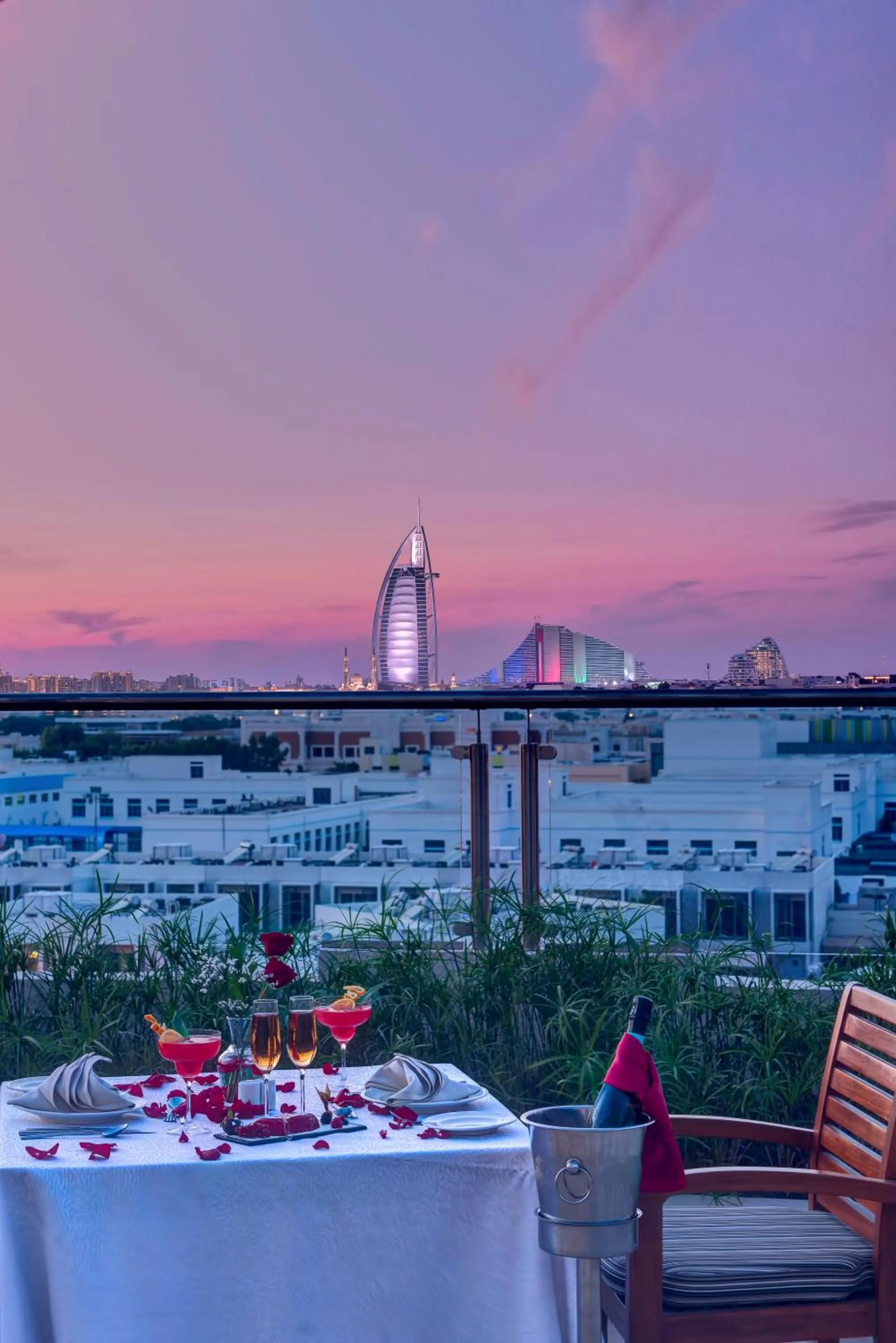 Restaurant/places to eat in Metropolitan Hotel Dubai