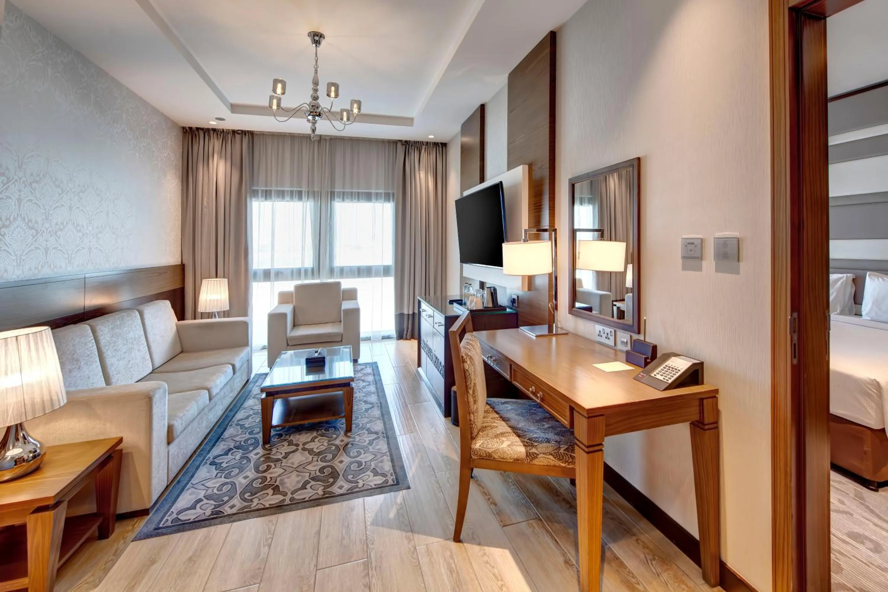 Living room, Bed in Metropolitan Hotel Dubai