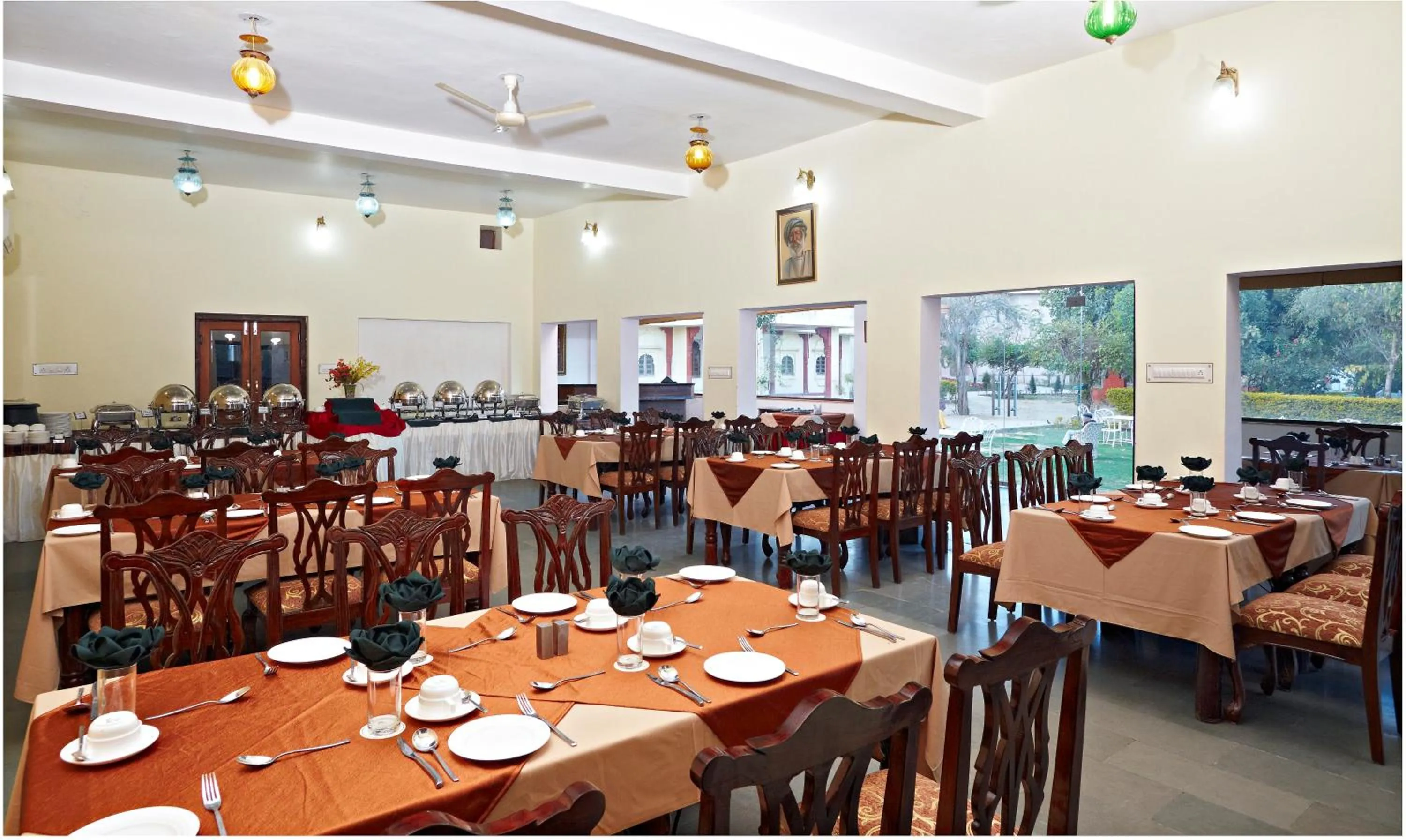 Restaurant/places to eat in Dhawala Resort By Aamod