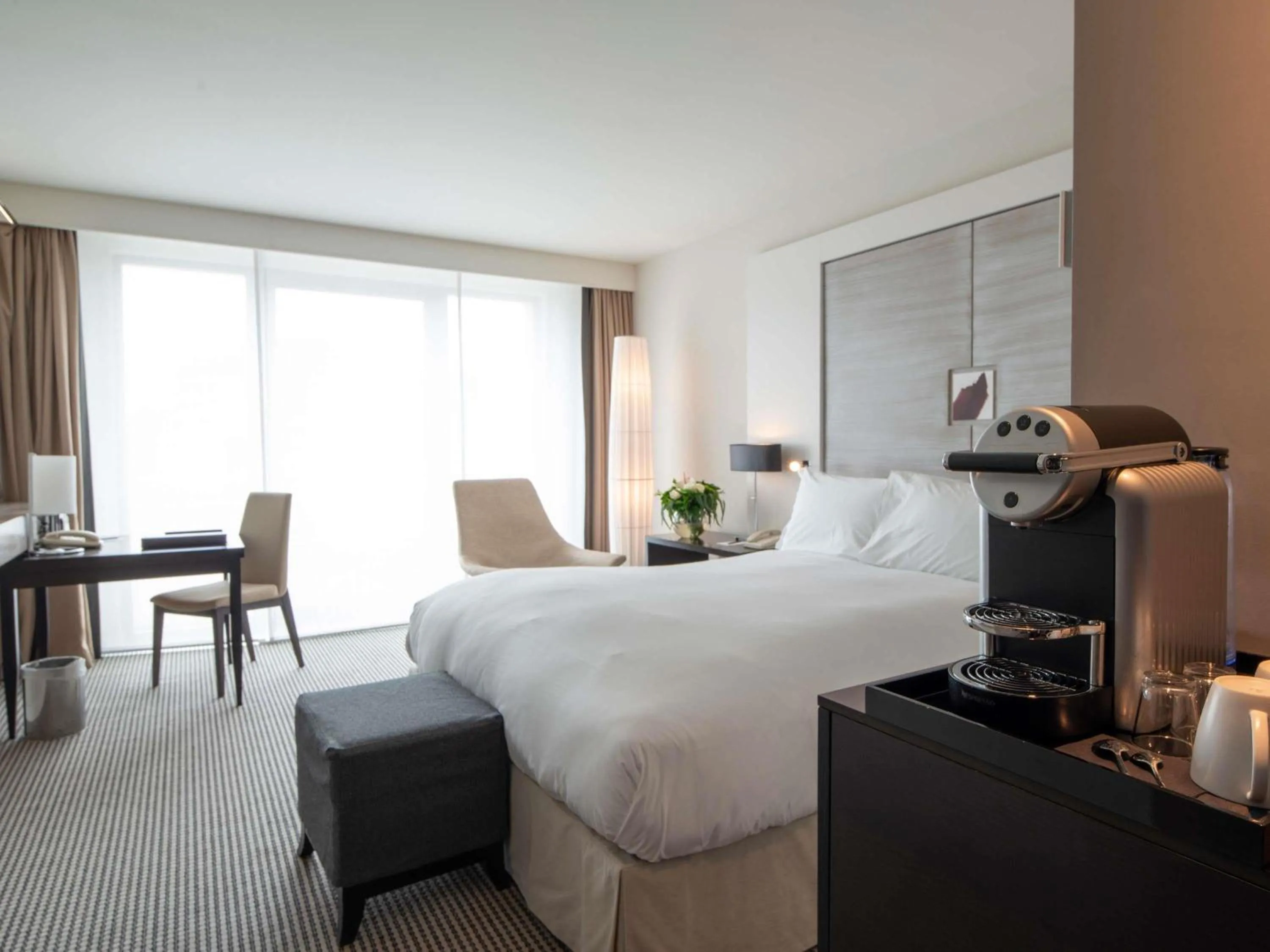 Bedroom, Bed in Sofitel Brussels Europe