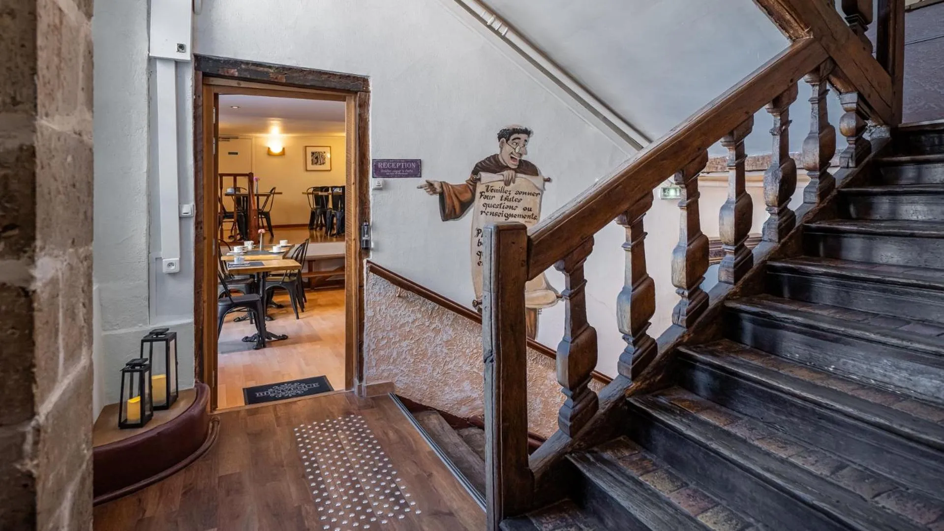 Lobby or reception in Logis Hôtel Central