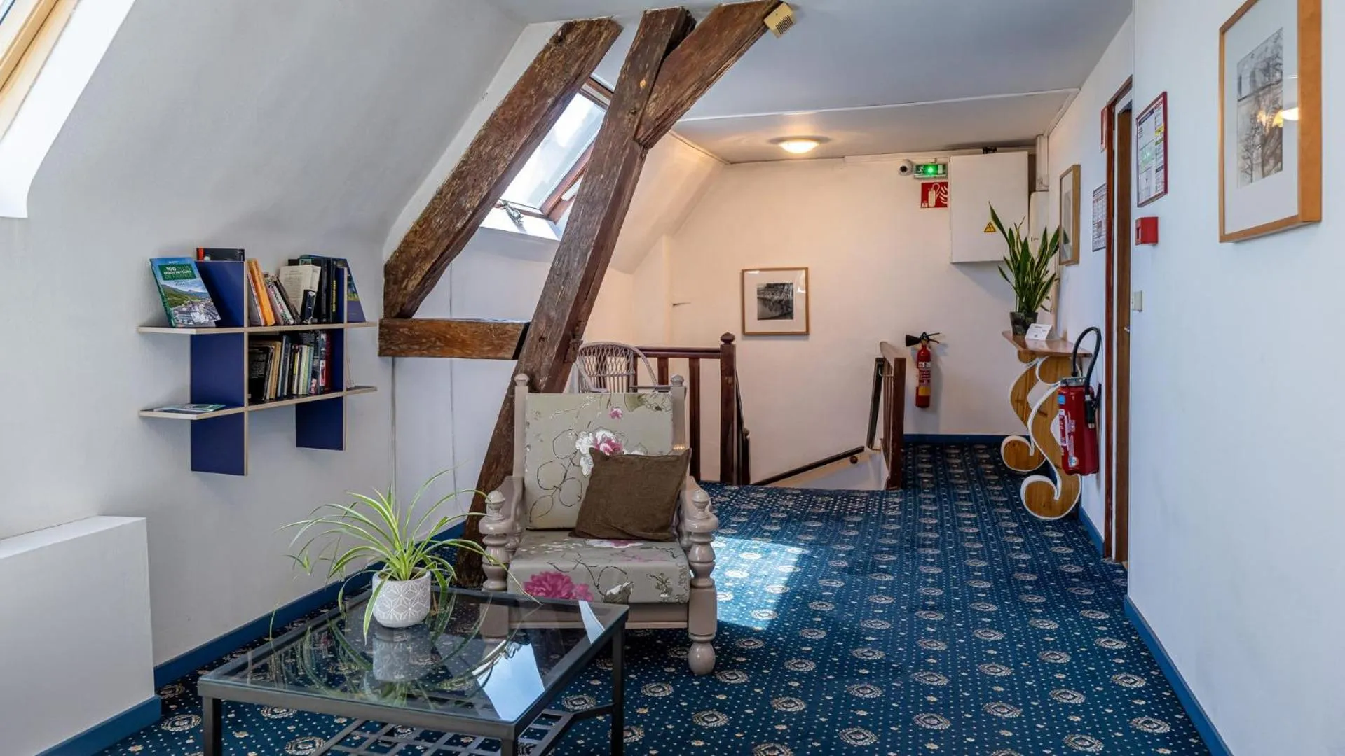 Seating area in Logis Hôtel Central
