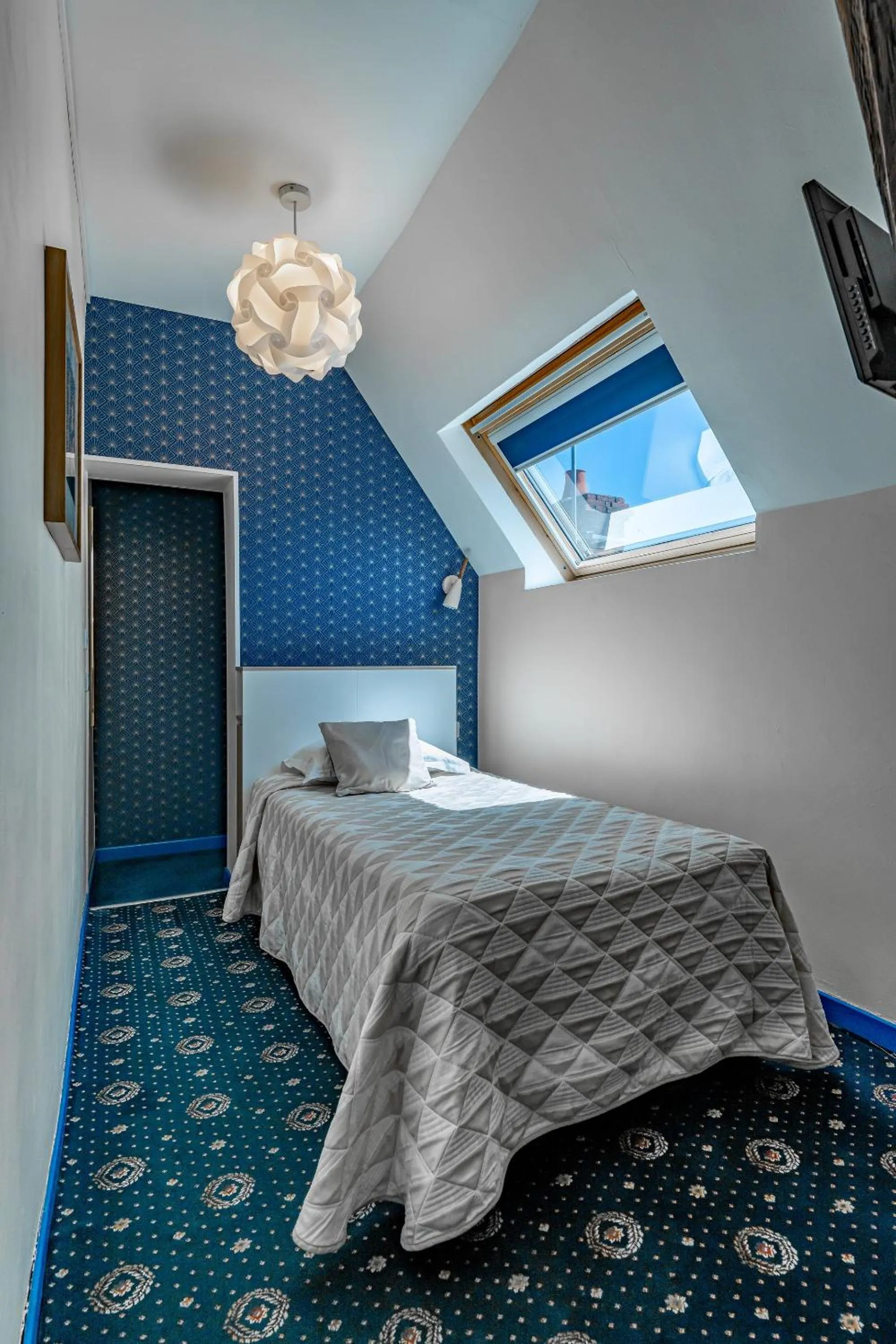 Bedroom, Bed in Logis Hôtel Central