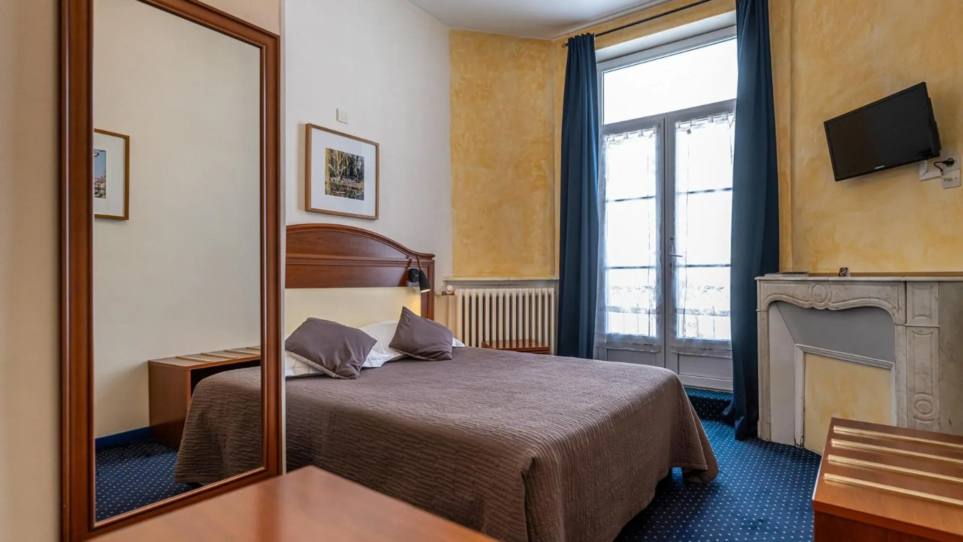 Bedroom, Bed in Logis Hôtel Central