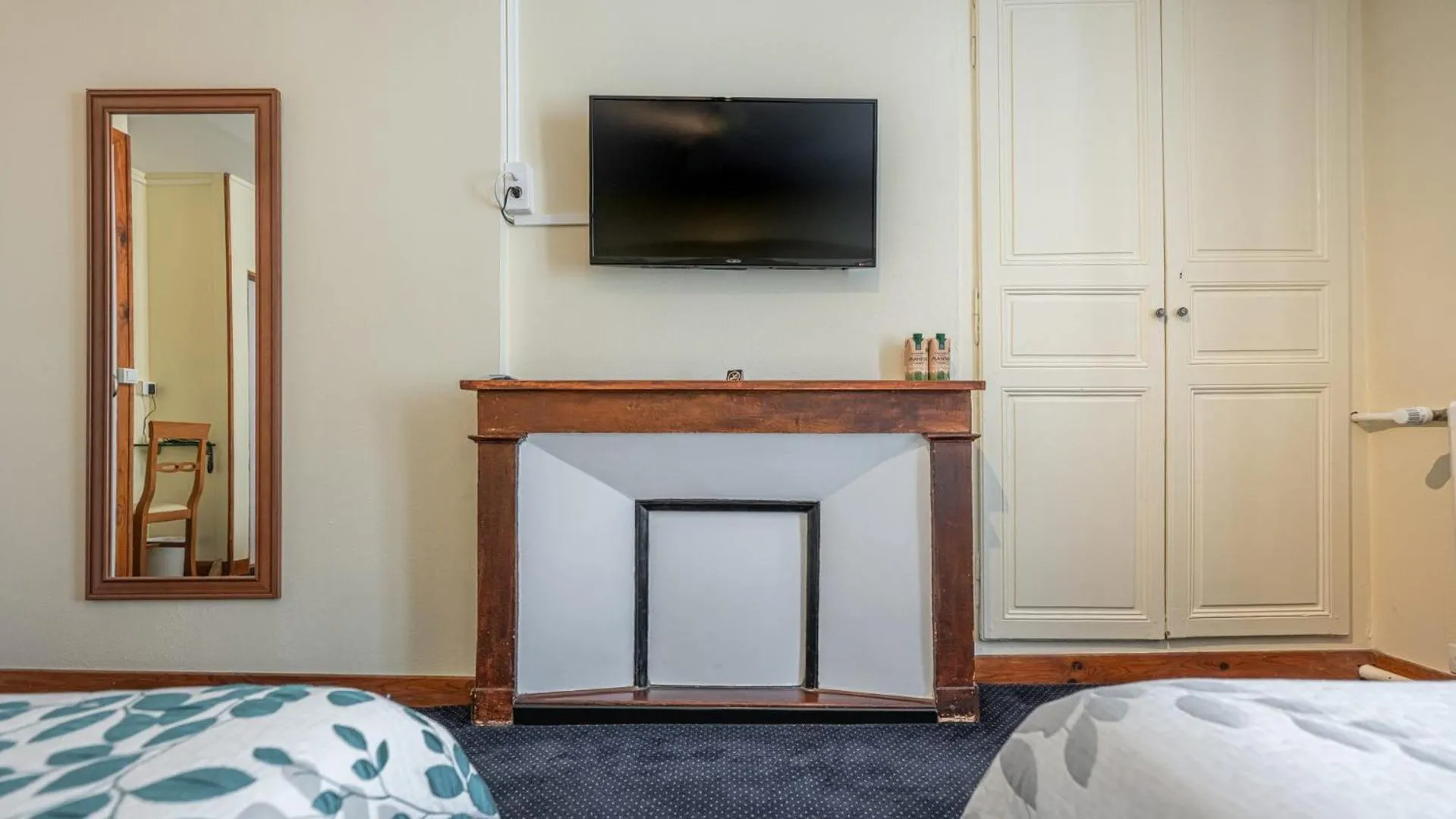 Bedroom, Bed in Logis Hôtel Central