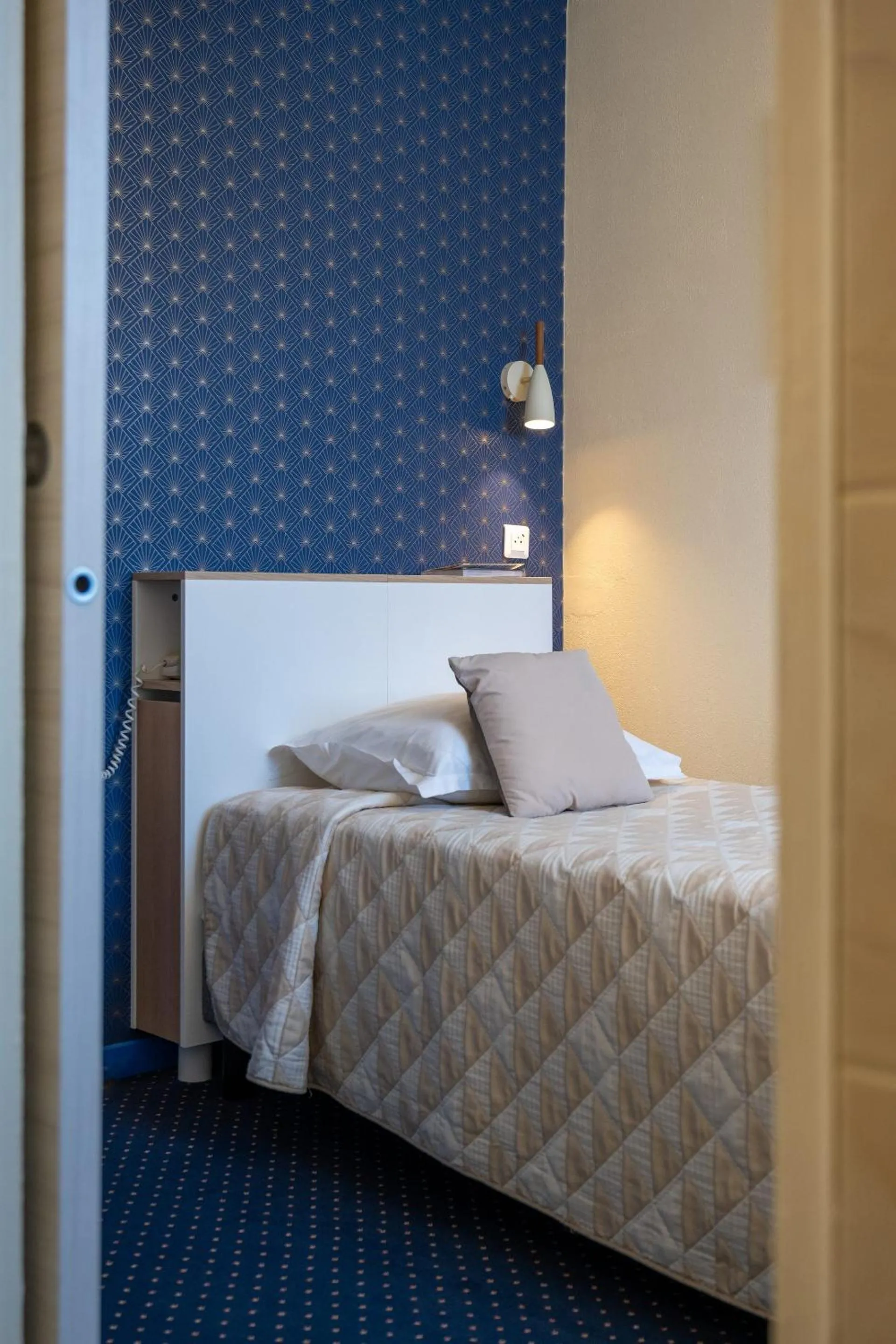 Bedroom, Bed in Logis Hôtel Central