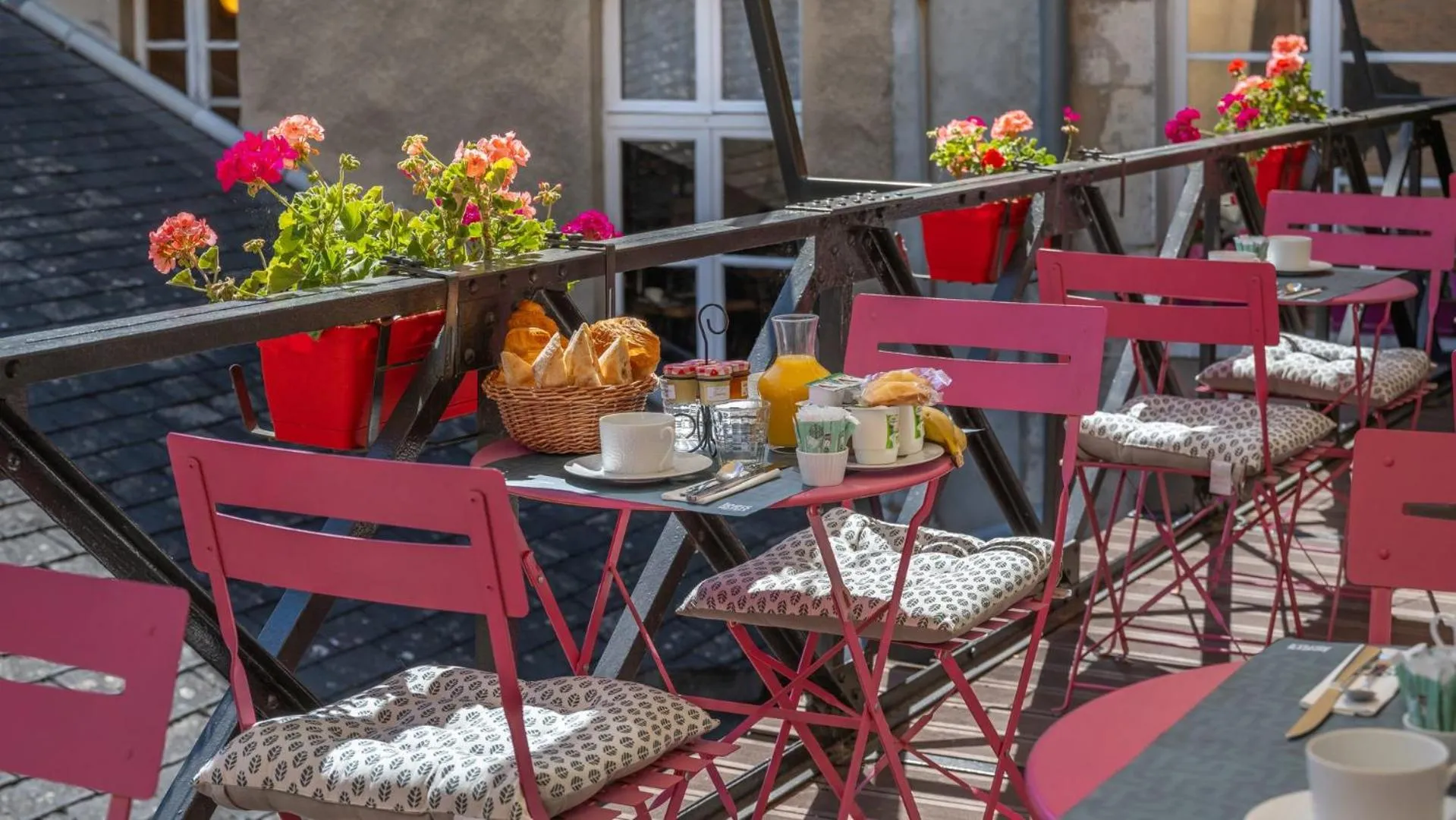 Balcony/Terrace in Logis Hôtel Central