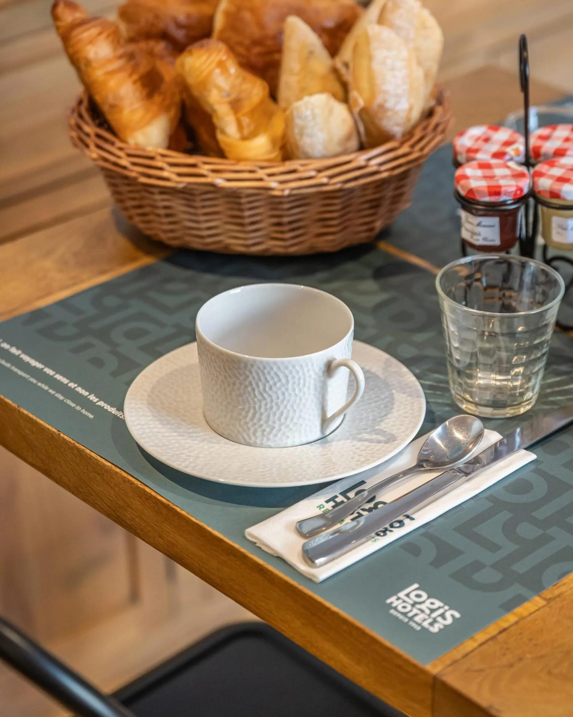 Breakfast in Logis Hôtel Central