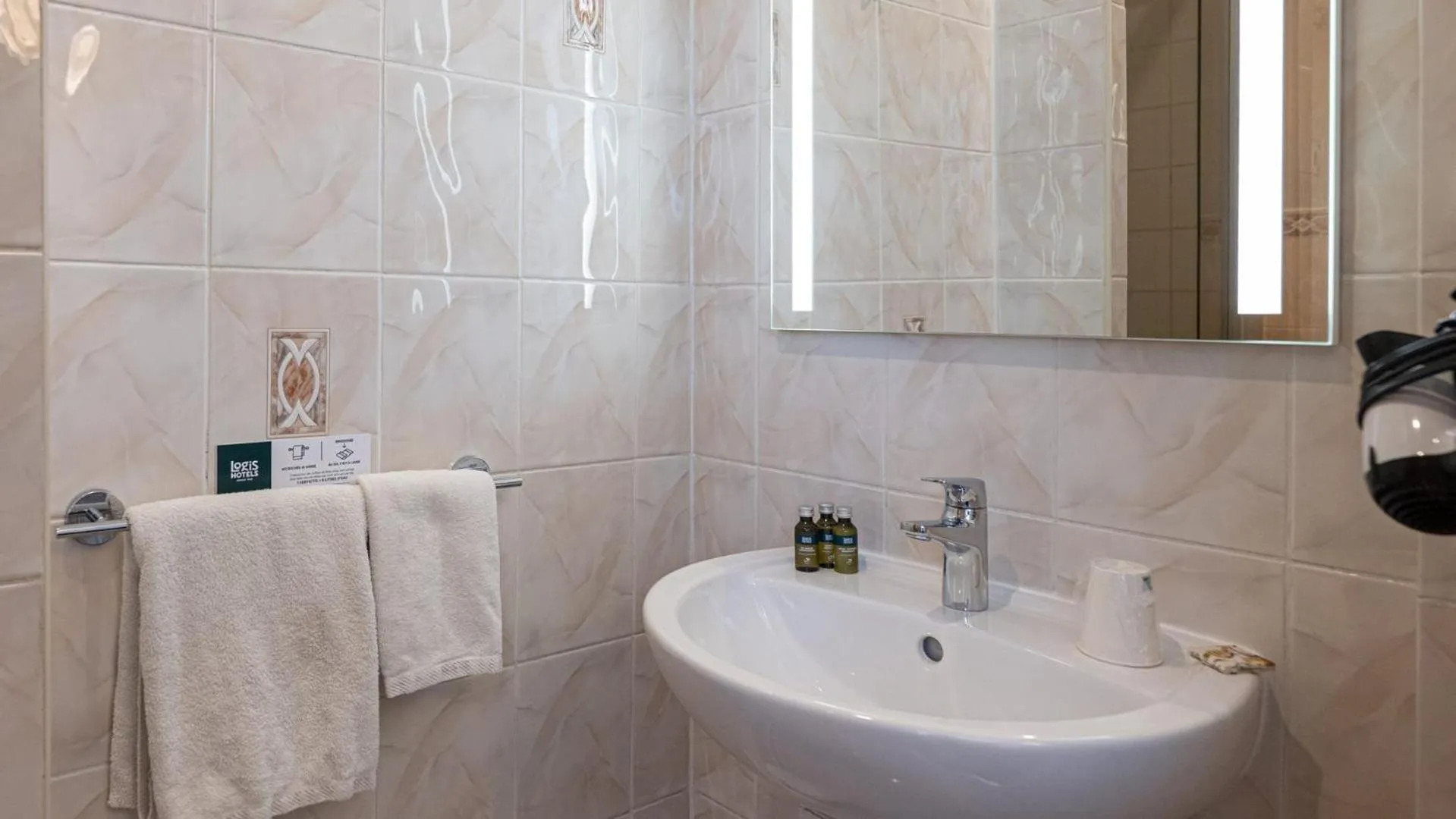 Bathroom in Logis Hôtel Central