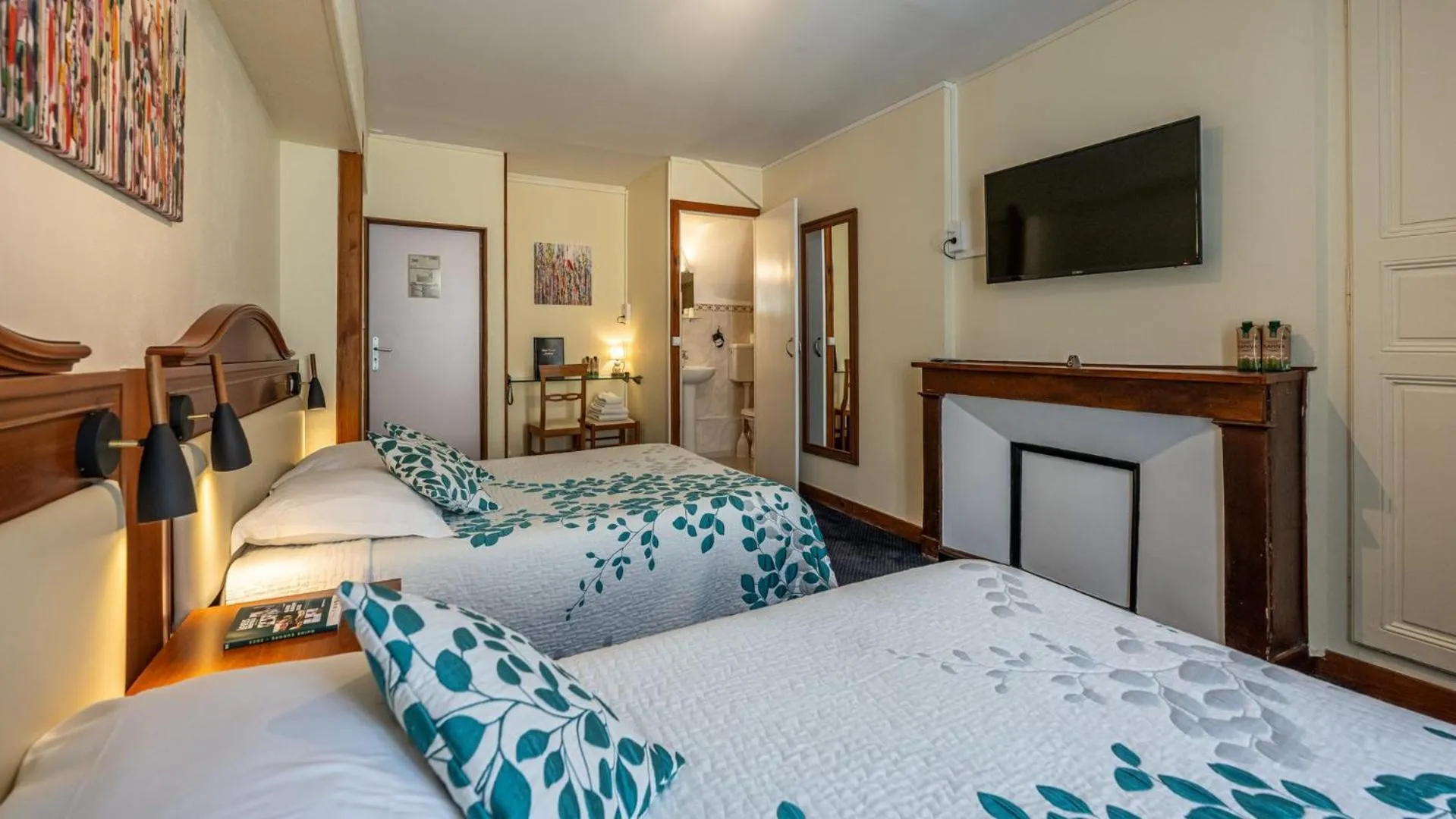 Bedroom, Bed in Logis Hôtel Central