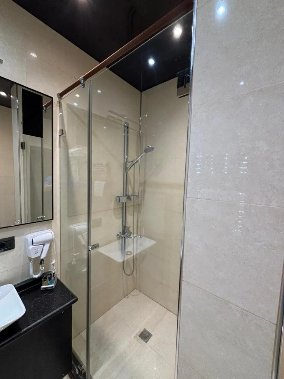 Shower in Bayil Breeze Hotel & Restaurant