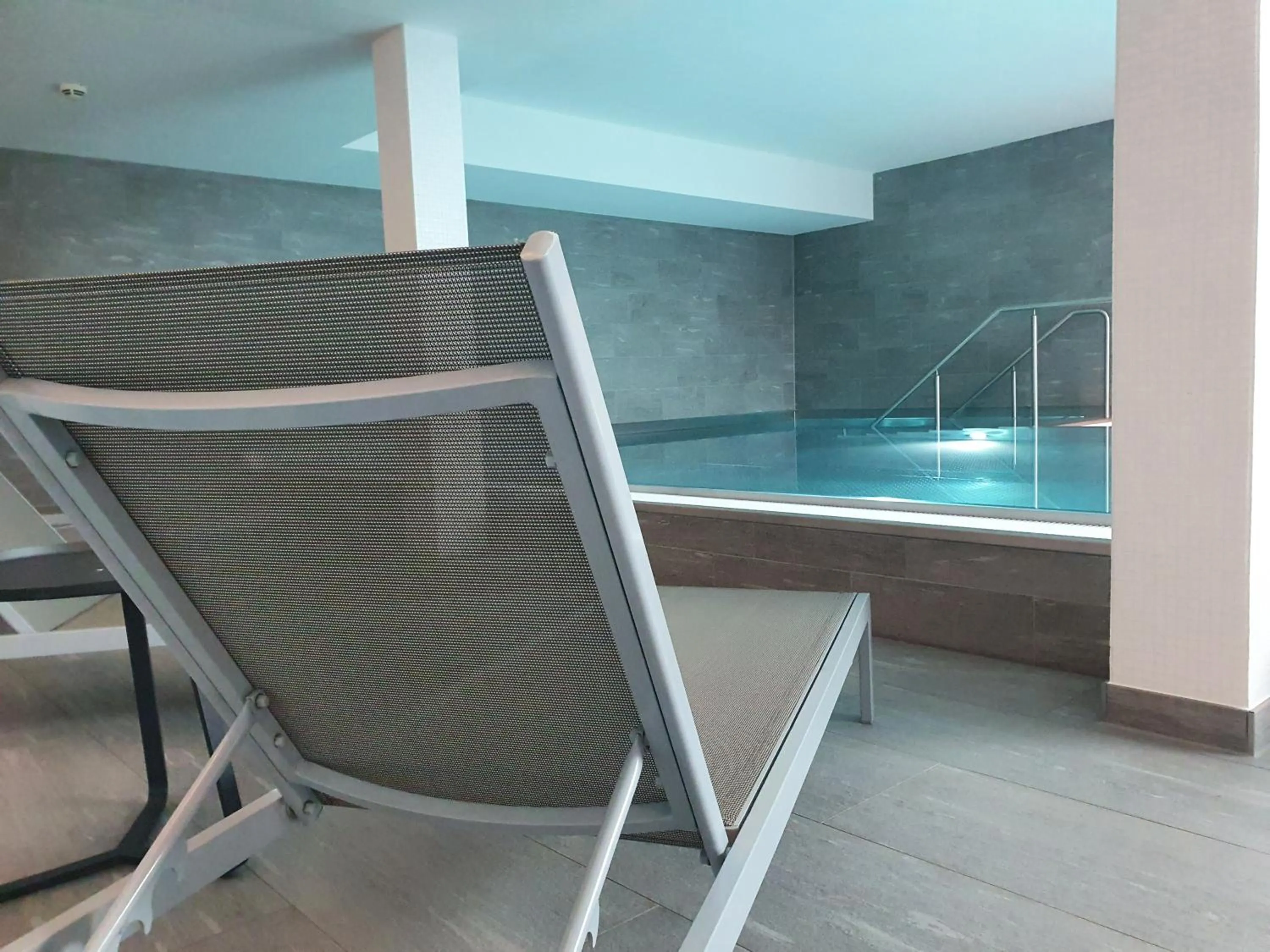 Swimming pool in Hotel the YARD Berlin