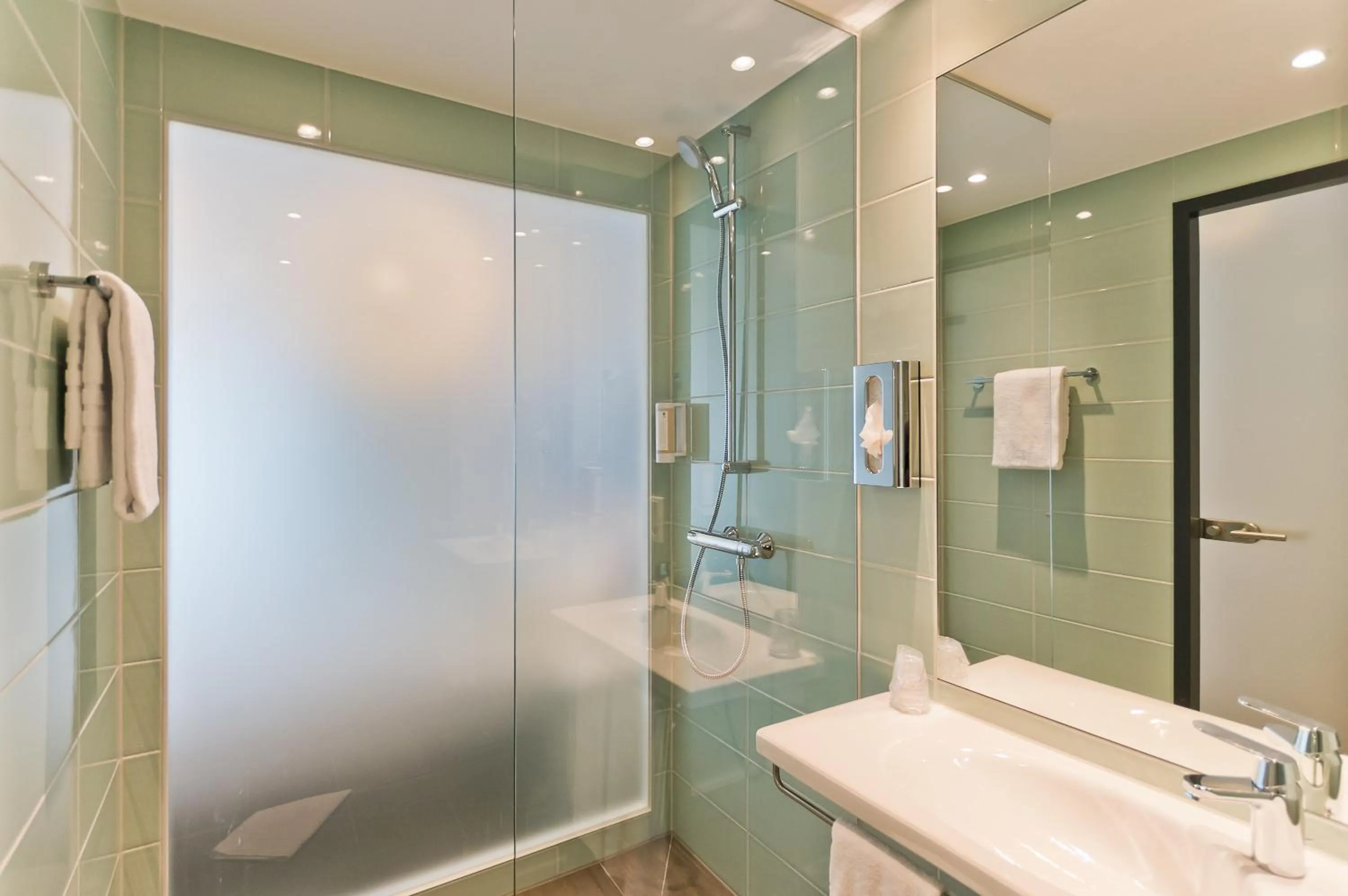 Shower in Super 8 Freiburg