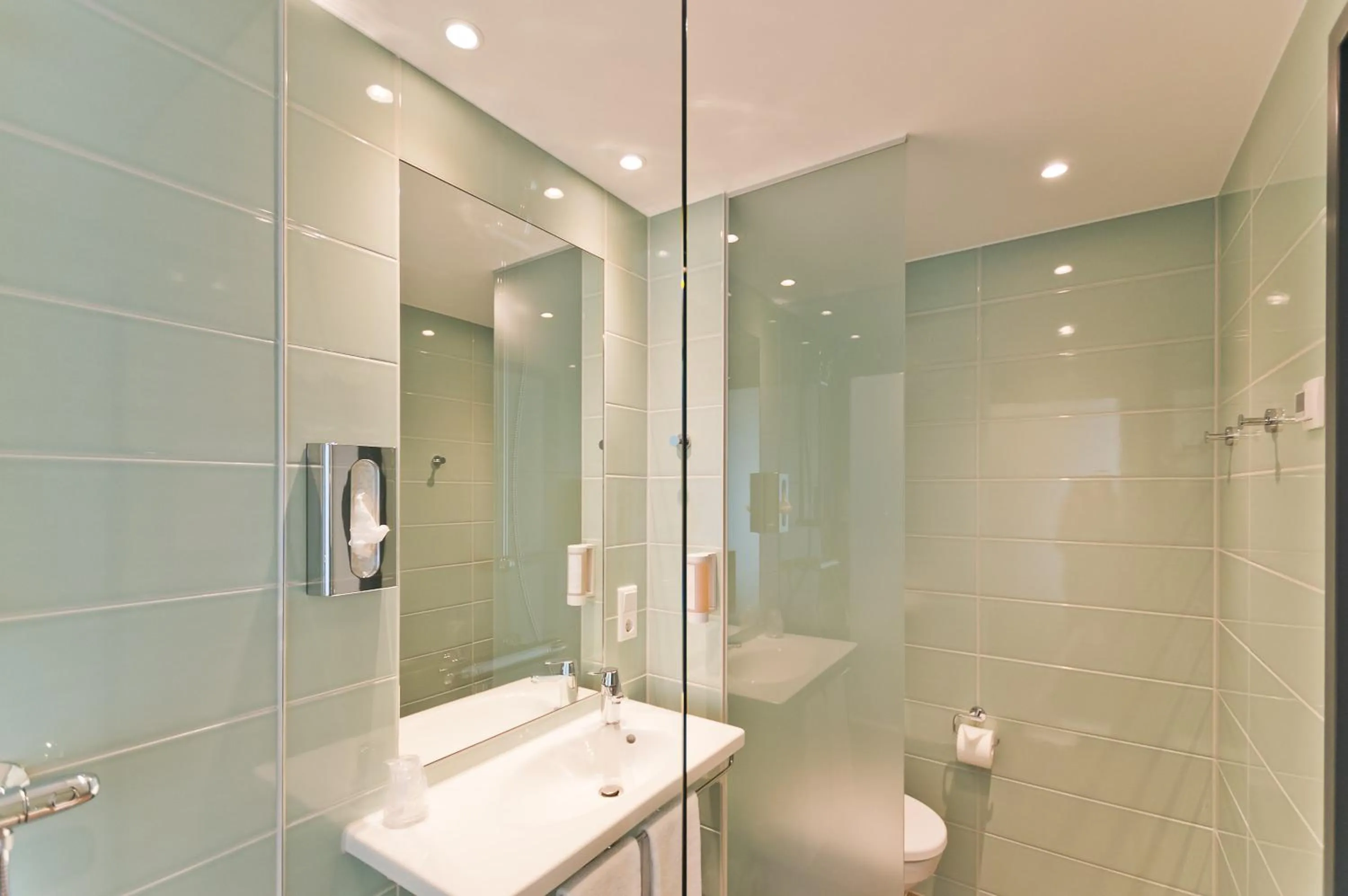 Toilet in Super 8 Freiburg