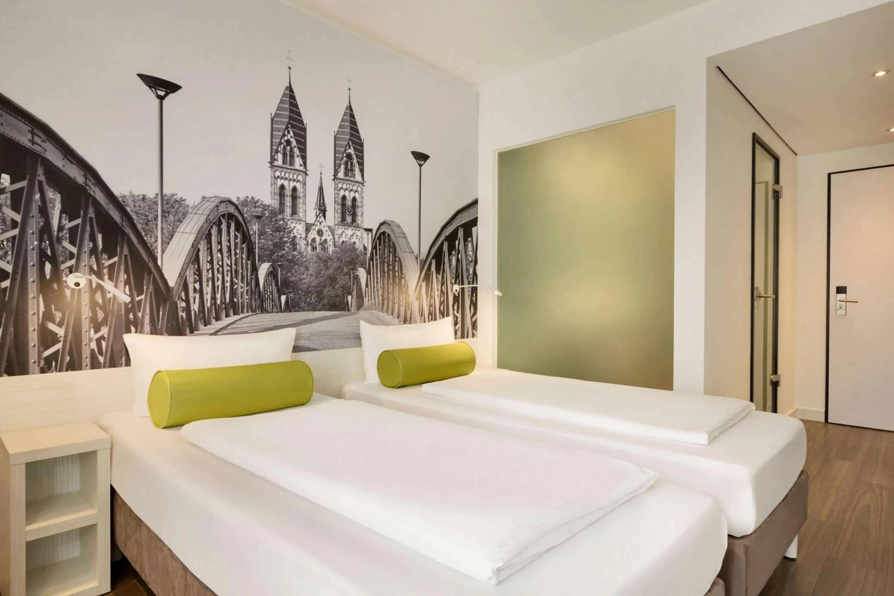 Photo of the whole room, Bed in Super 8 Freiburg