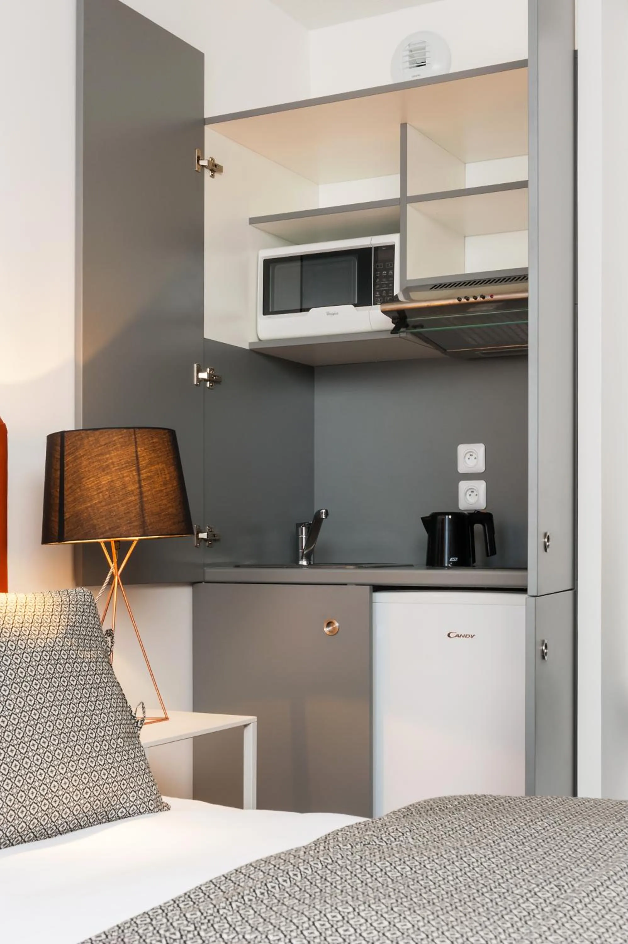 Kitchen or kitchenette in Ténéo Apparthotel Talence Espeleta - Bordeaux Sud