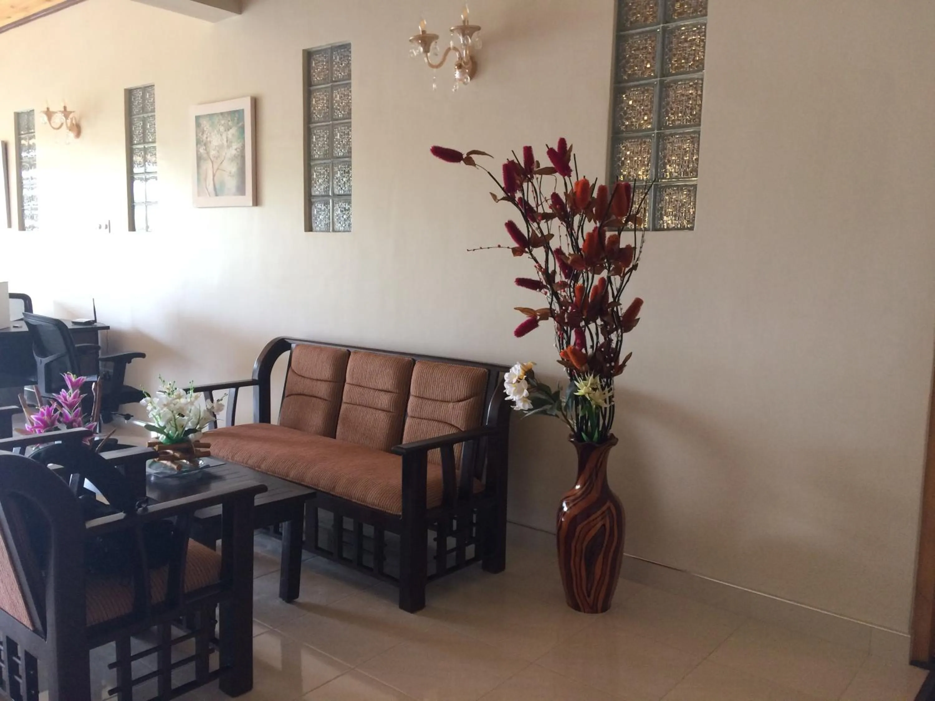 Communal lounge/ TV room in GG Lodge Mirissa